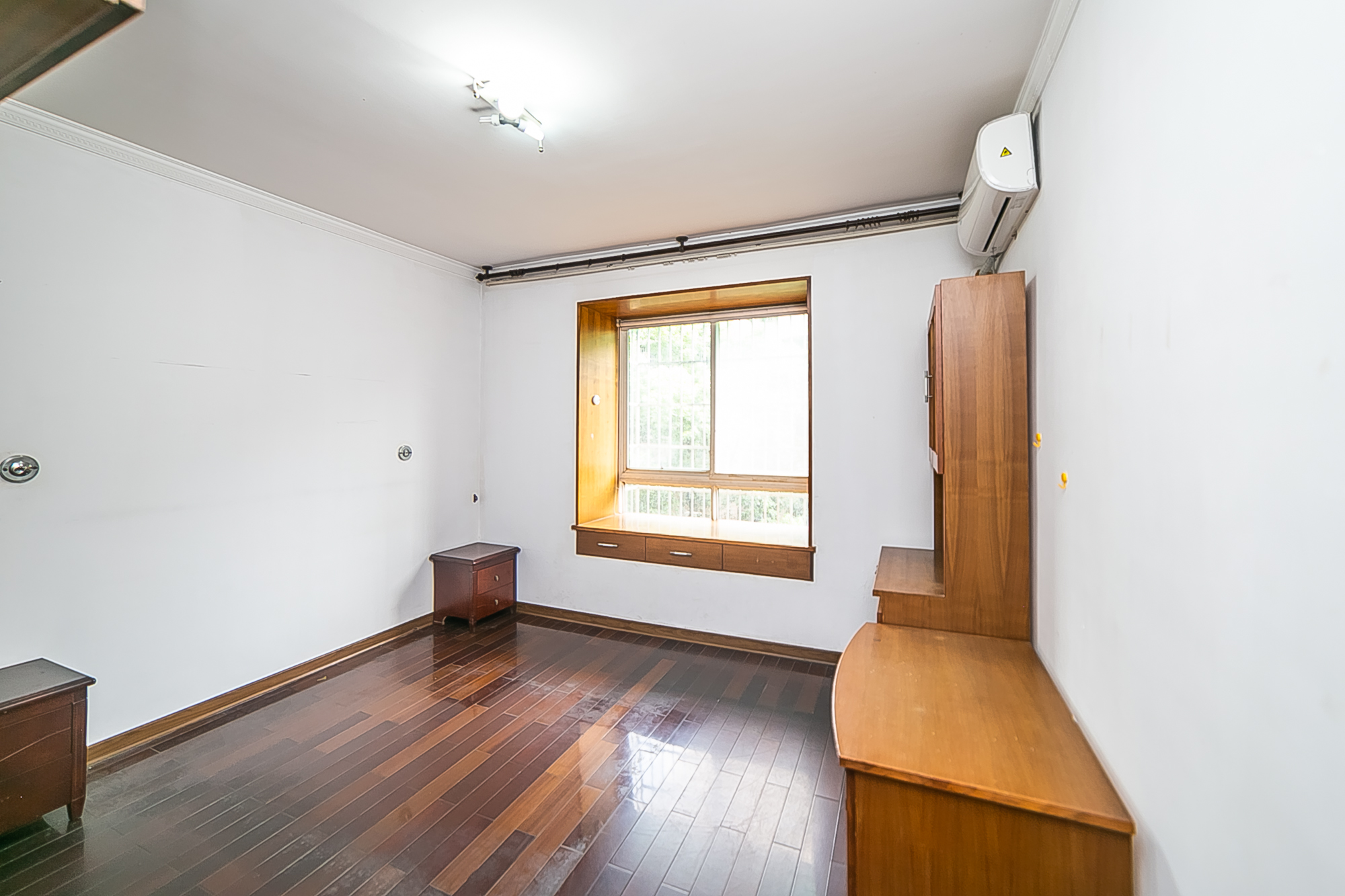 翡翠林居  3室2厅2卫   99.50万卧室