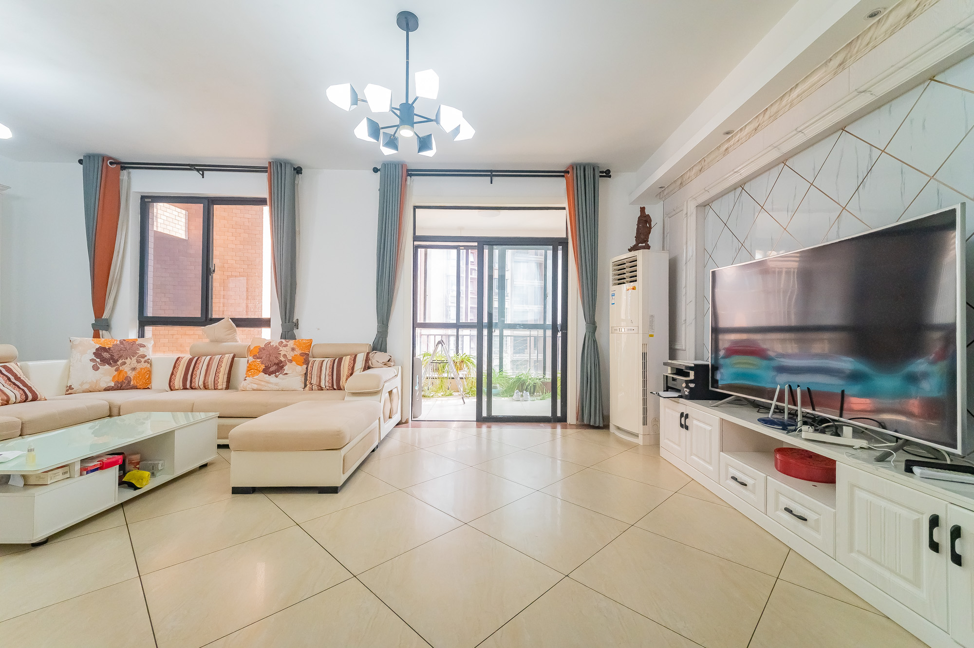 华润凤凰城一期 3室2厅1卫 95.0万 华润凤凰城一期 3室2厅1卫 95.0万客厅