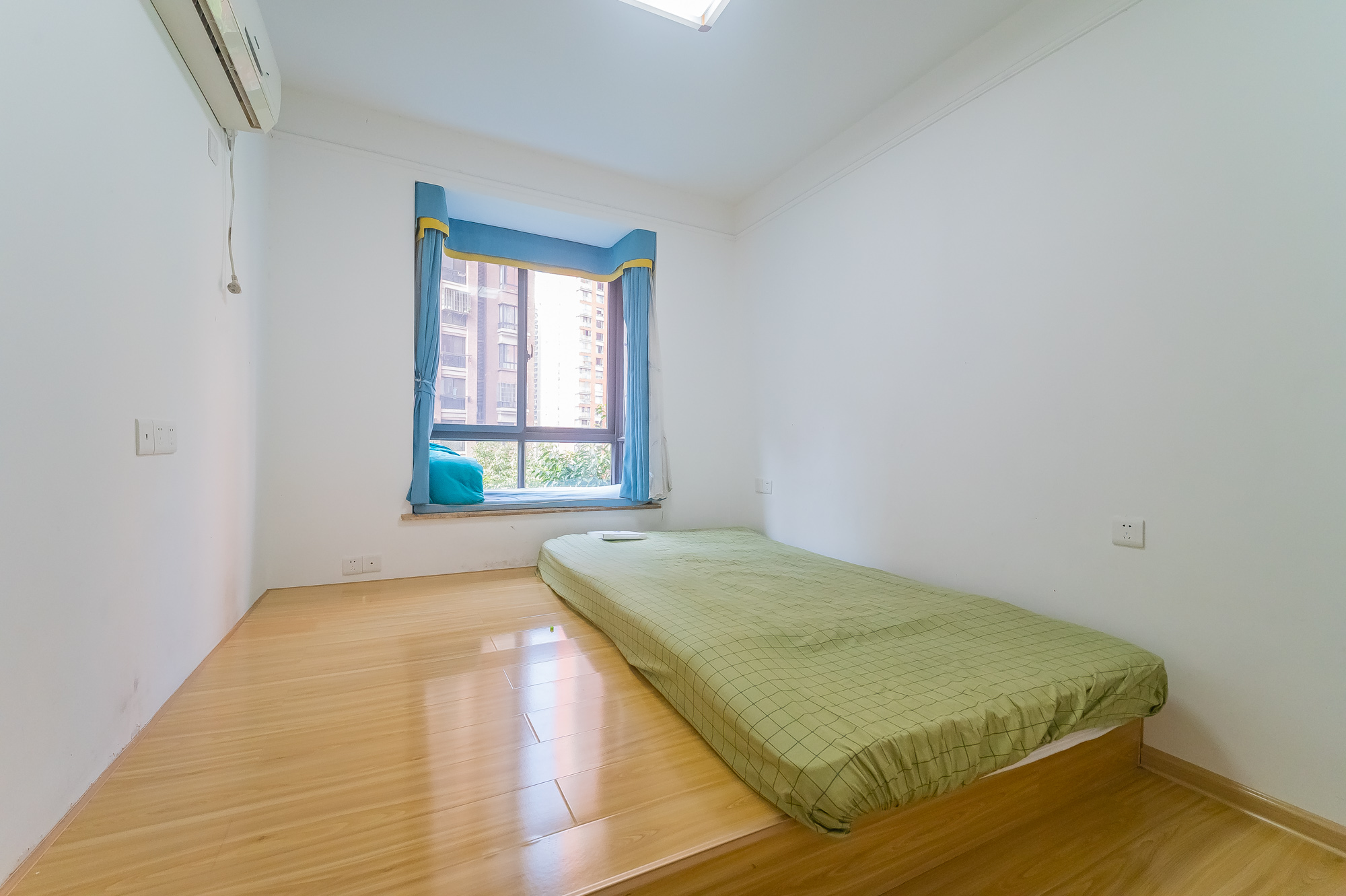 华润凤凰城一期 3室2厅1卫 95.0万 华润凤凰城一期 3室2厅1卫 95.0万卧室