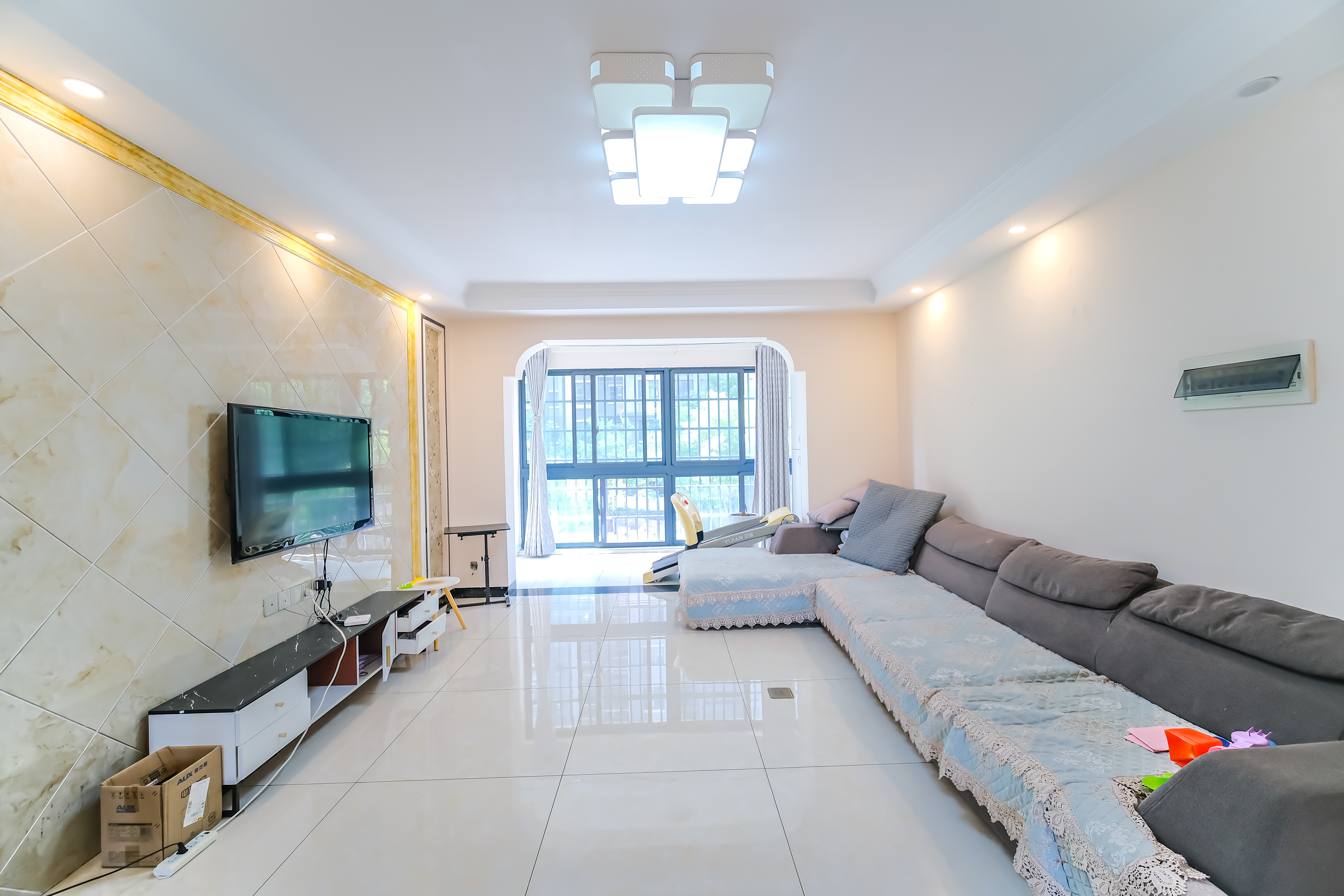 丰源国际 3室2厅2卫 95.0万 丰源国际 3室2厅2卫 95.0万客厅