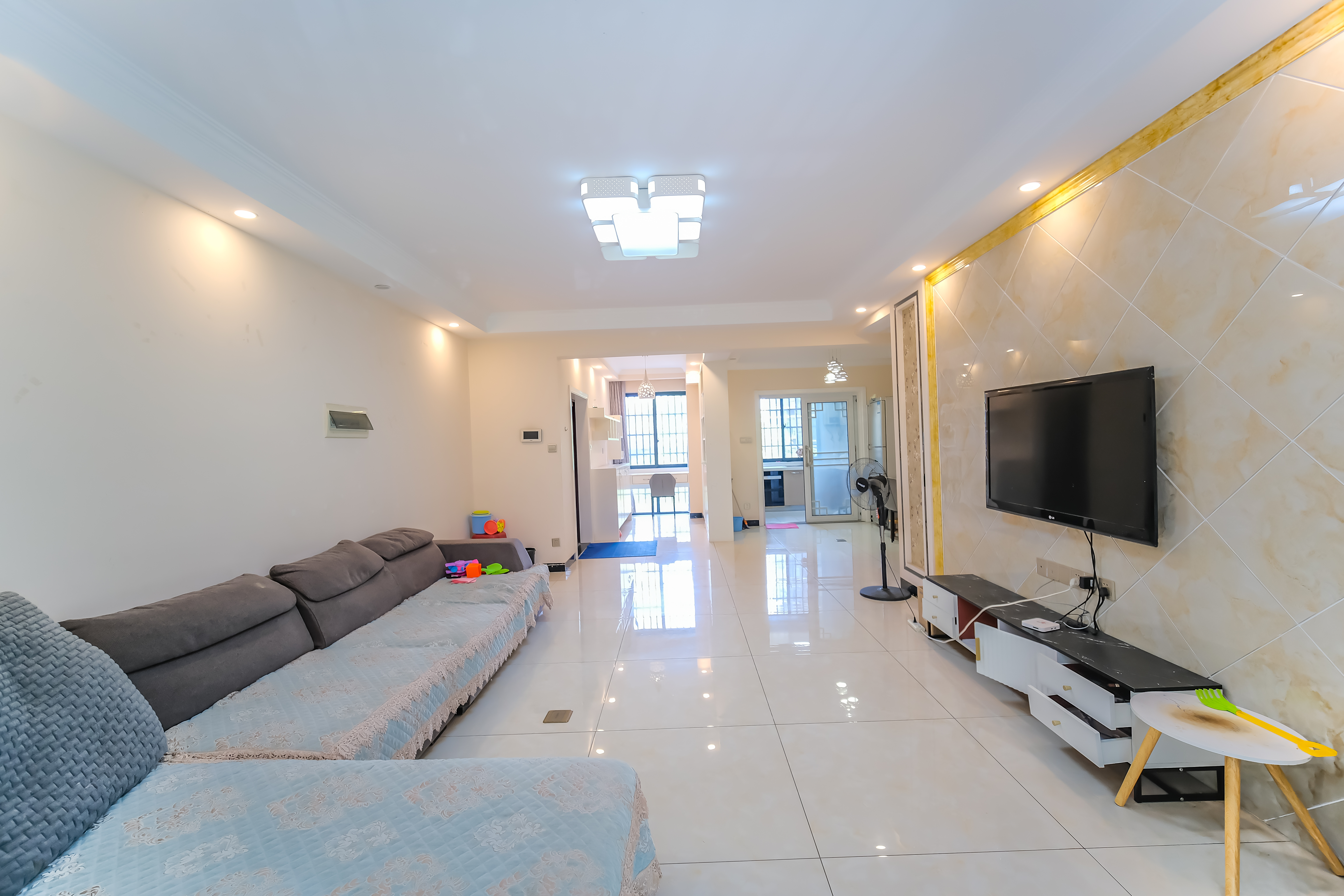 丰源国际 3室2厅2卫 95.0万 丰源国际 3室2厅2卫 95.0万客厅