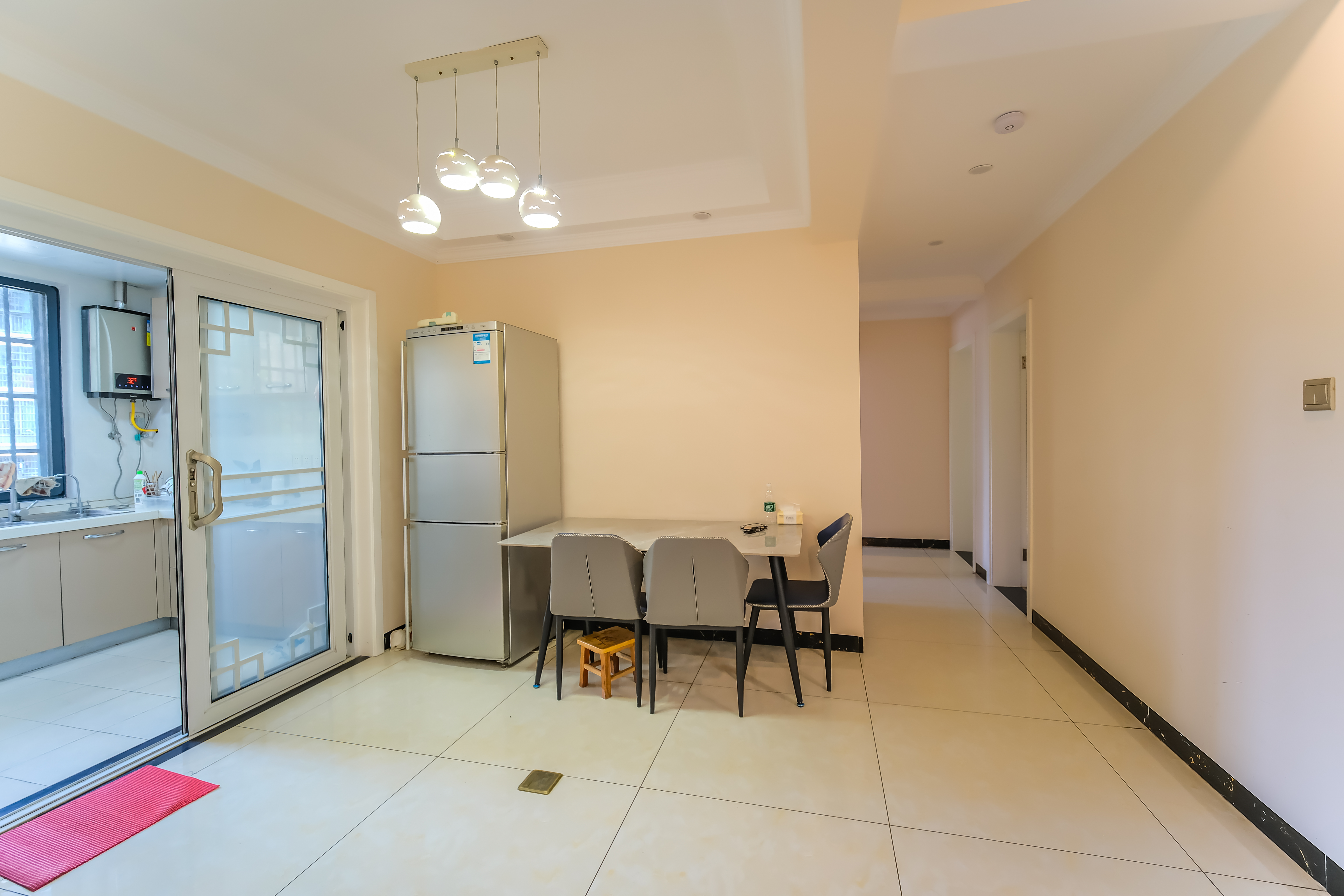 丰源国际 3室2厅2卫 95.0万 丰源国际 3室2厅2卫 95.0万客厅