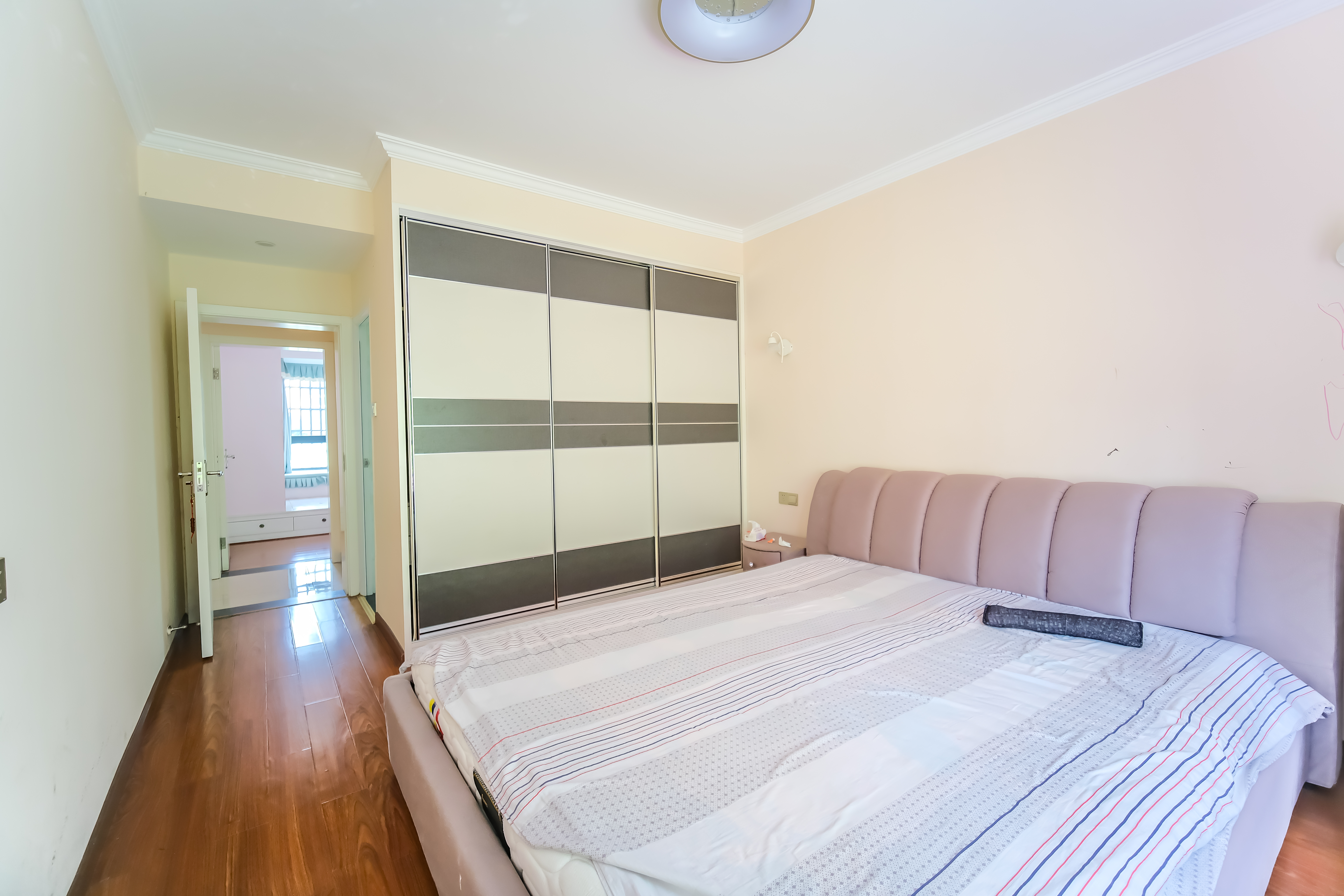 丰源国际 3室2厅2卫 95.0万 丰源国际 3室2厅2卫 95.0万卧室