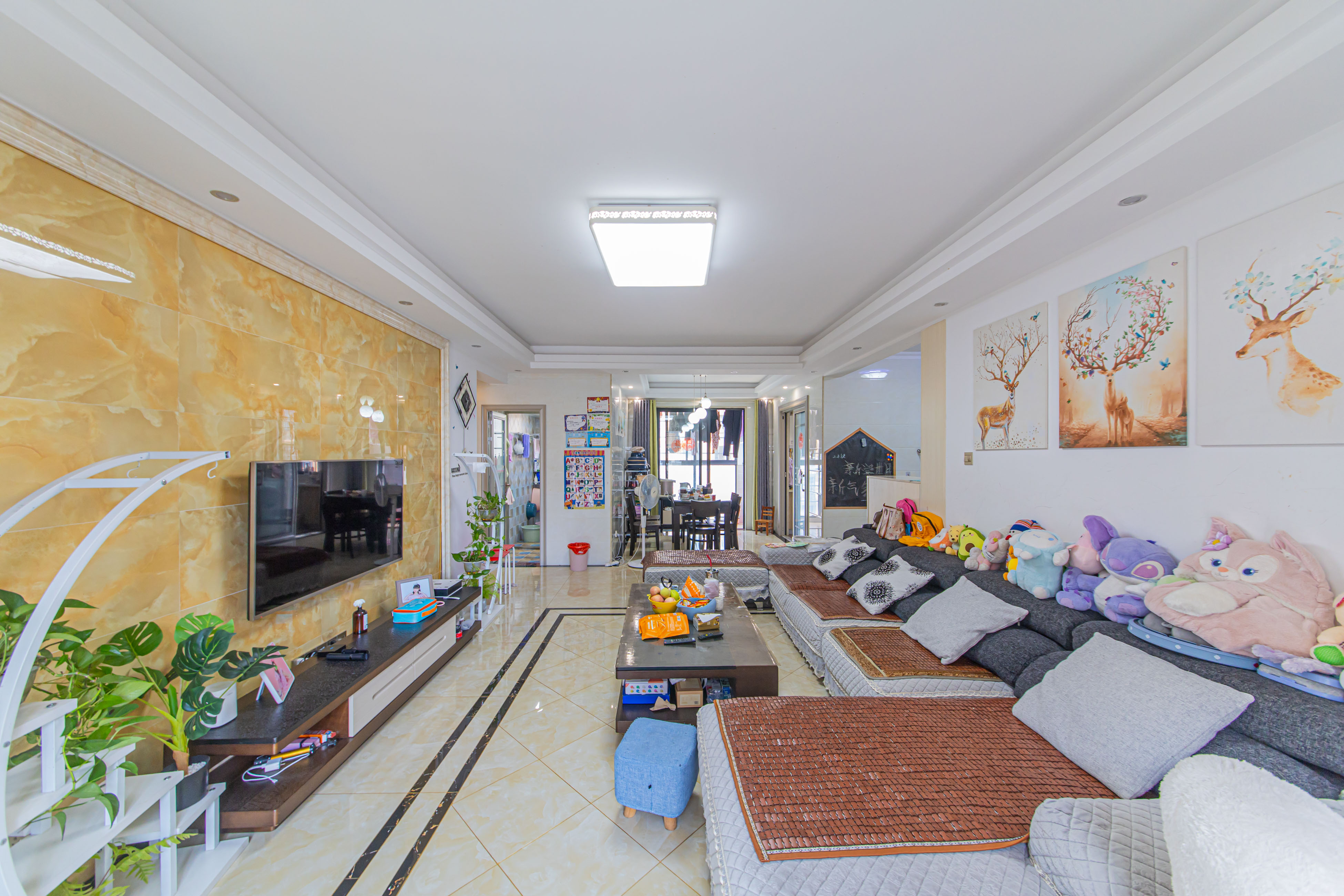 中信凯旋城(中信新城四期) 4室2厅2卫 120.0万 中信凯旋城(中信新城四期) 4室2厅2卫 120.0万客厅