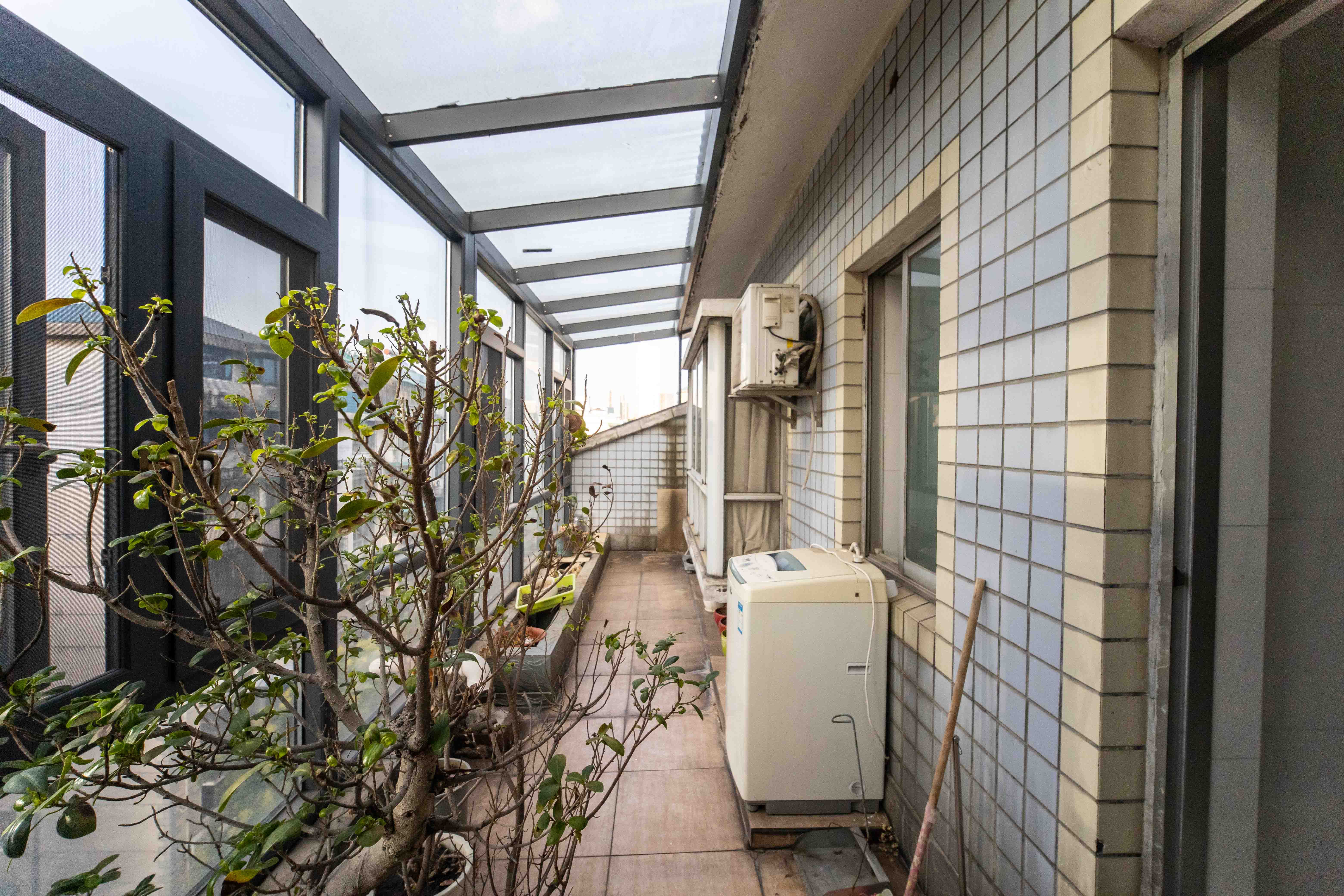 新世纪家园  4室2厅2卫   104.00万阳台