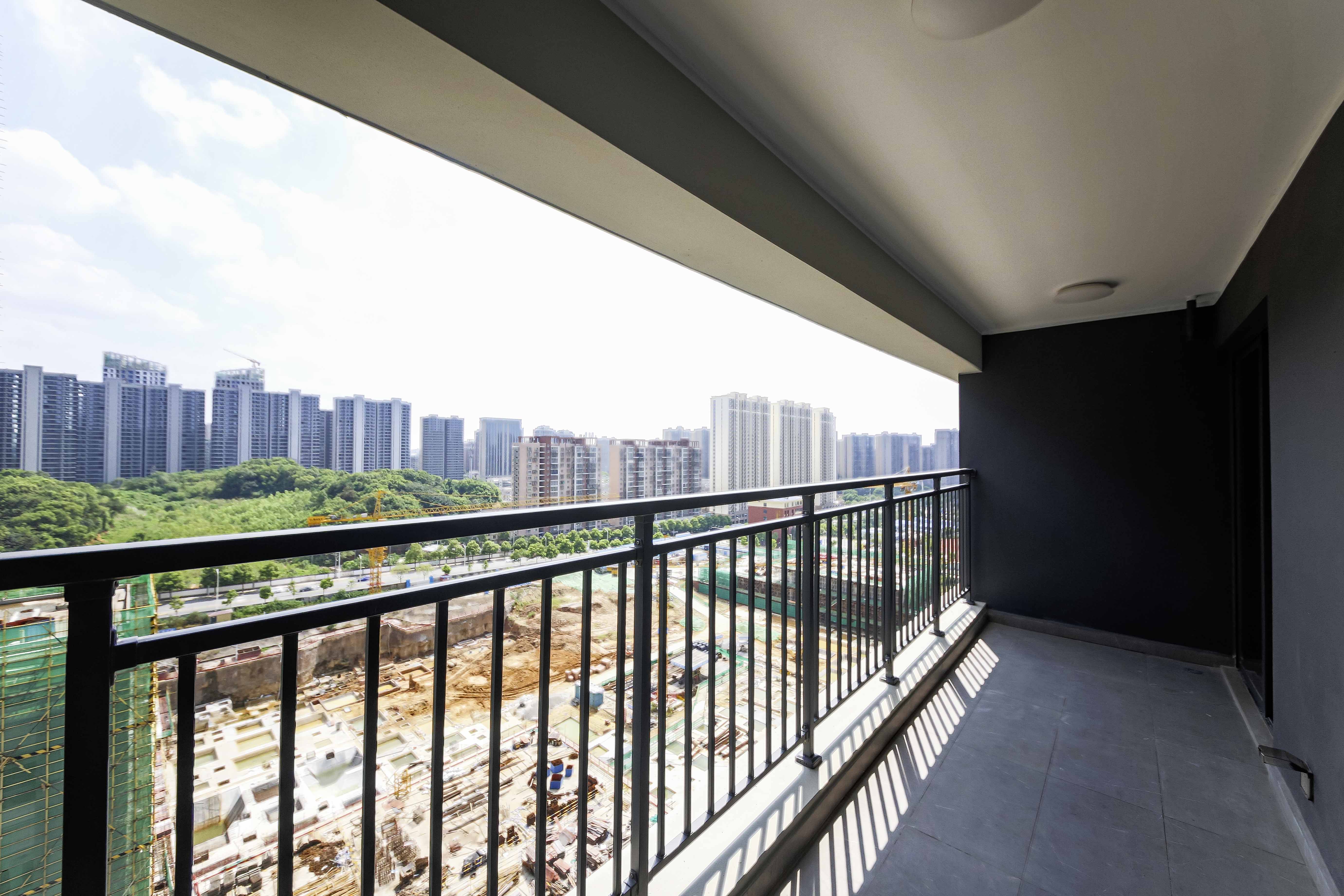 龙湖春江天曜一期 3室2厅2卫 170.00万 龙湖春江天曜一期 3室2厅2卫 170.00万阳台