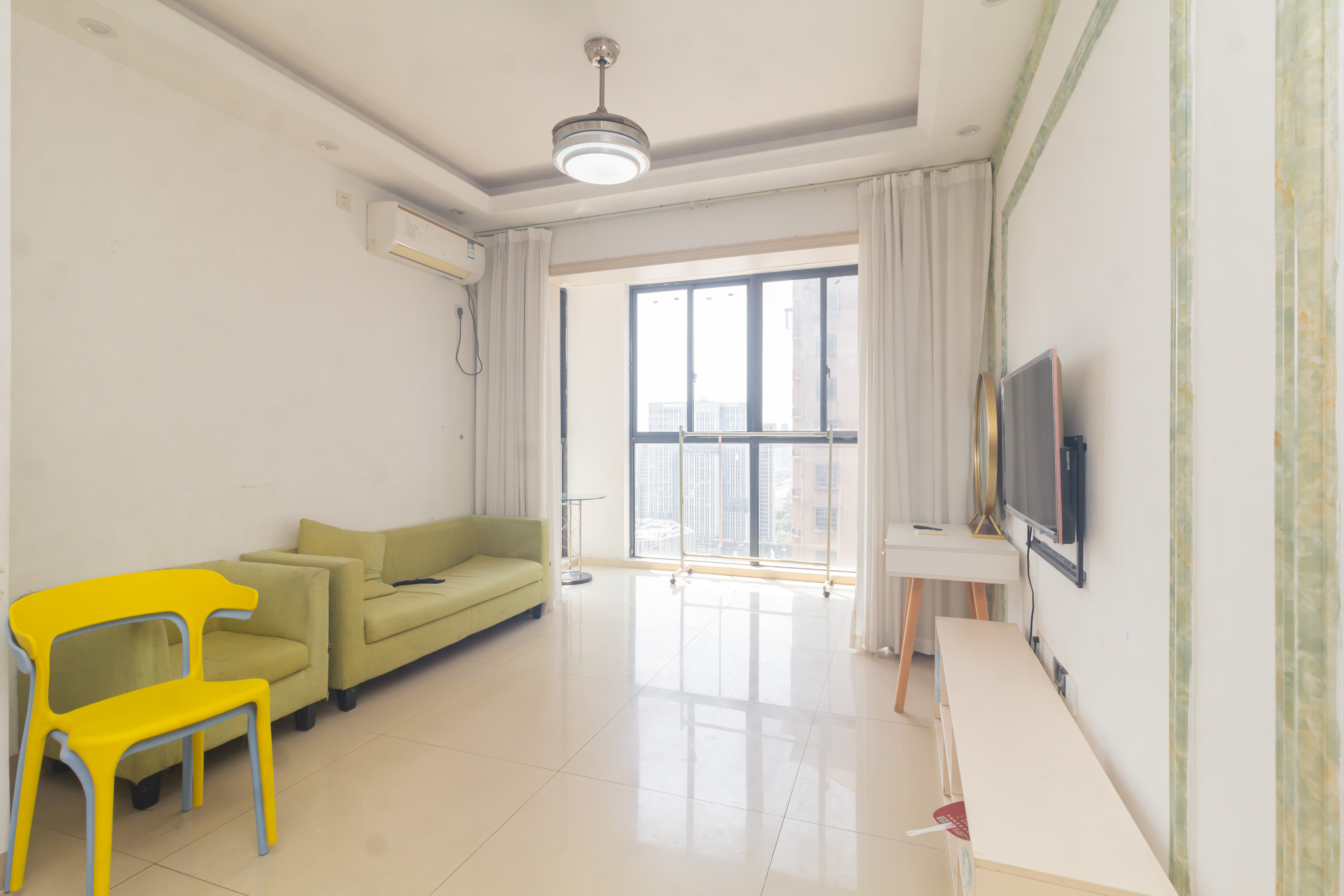 紫御江山 2室2厅1卫 68.0万 紫御江山 2室2厅1卫 68.0万客厅