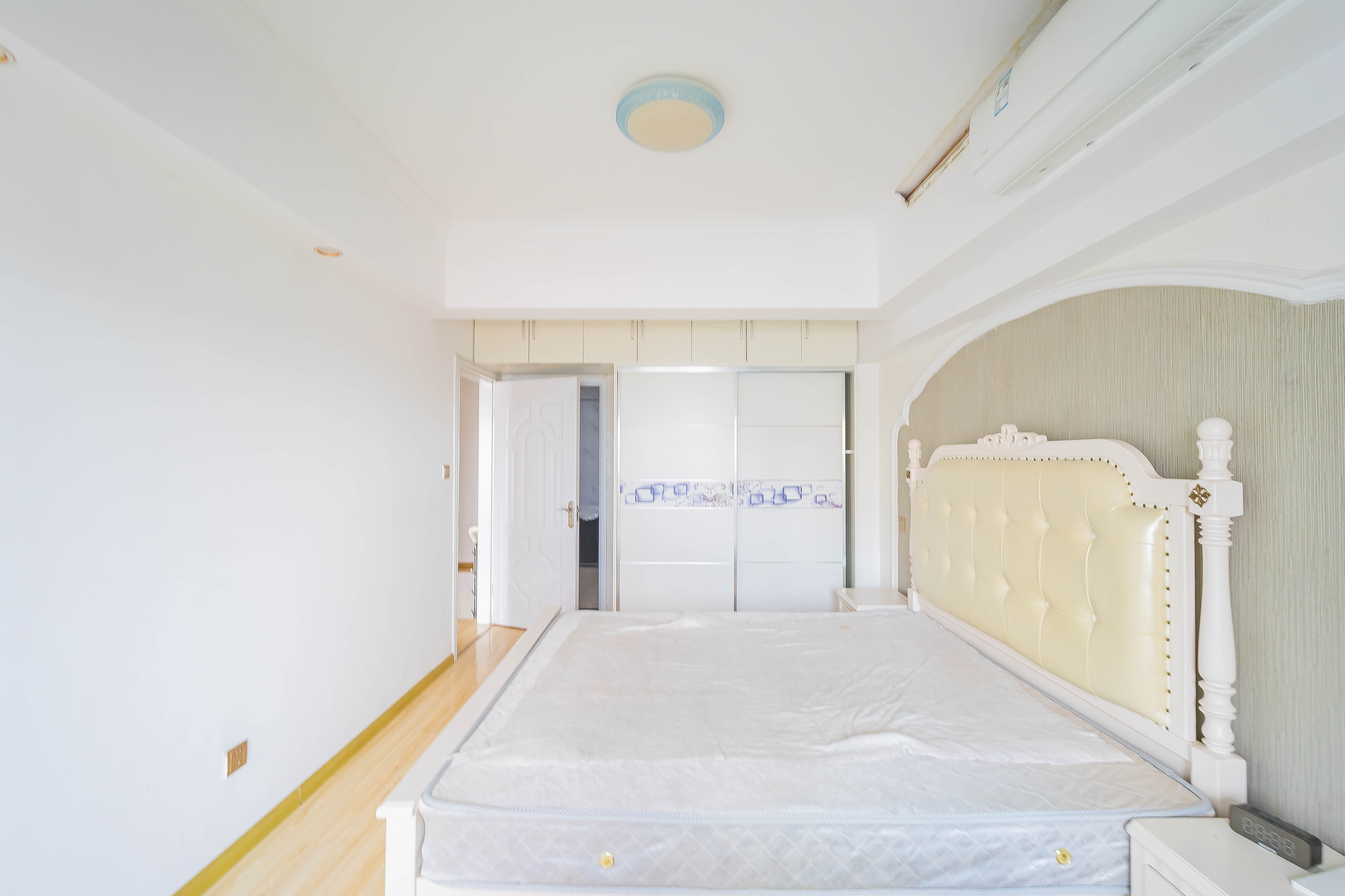 在水一方  3室2厅2卫   95.00万卧室