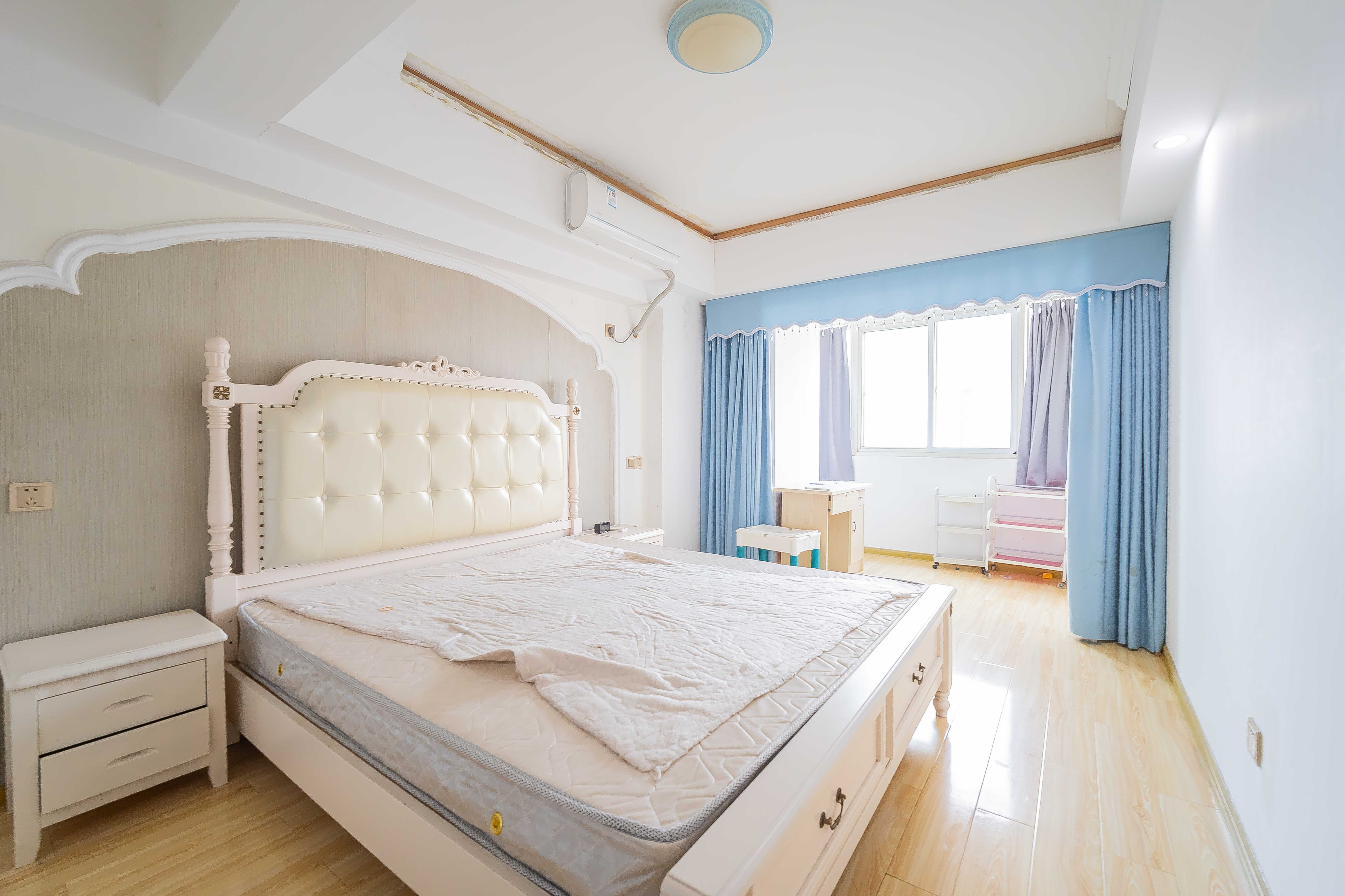在水一方  3室2厅2卫   95.00万卧室
