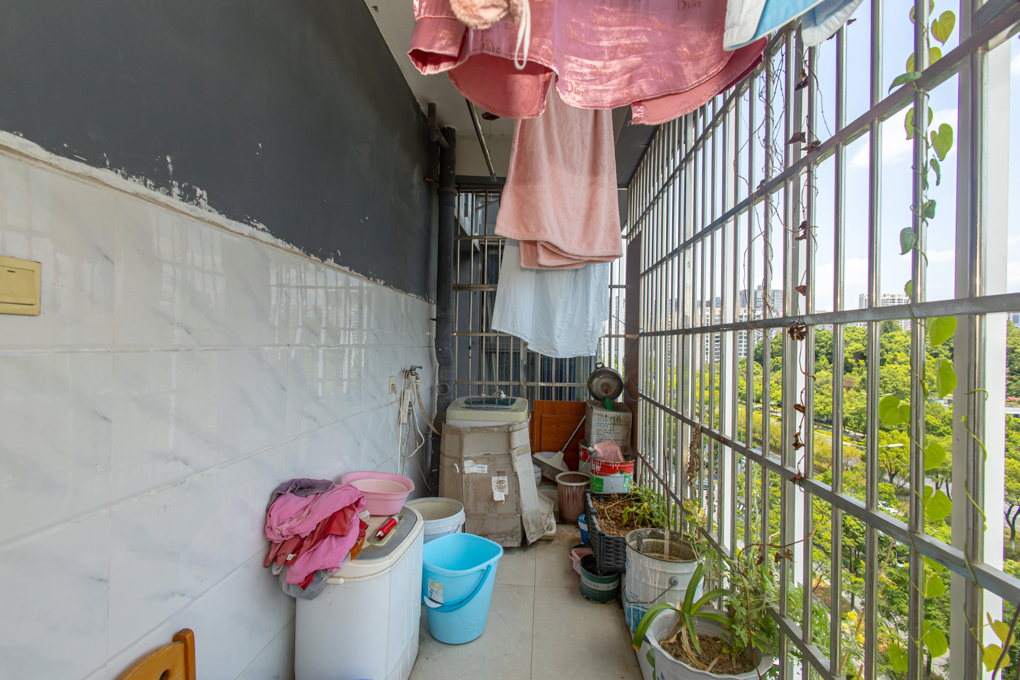 财富港湾(绿领大厦) 3室2厅2卫 68.0万 财富港湾(绿领大厦) 3室2厅2卫 68.0万阳台