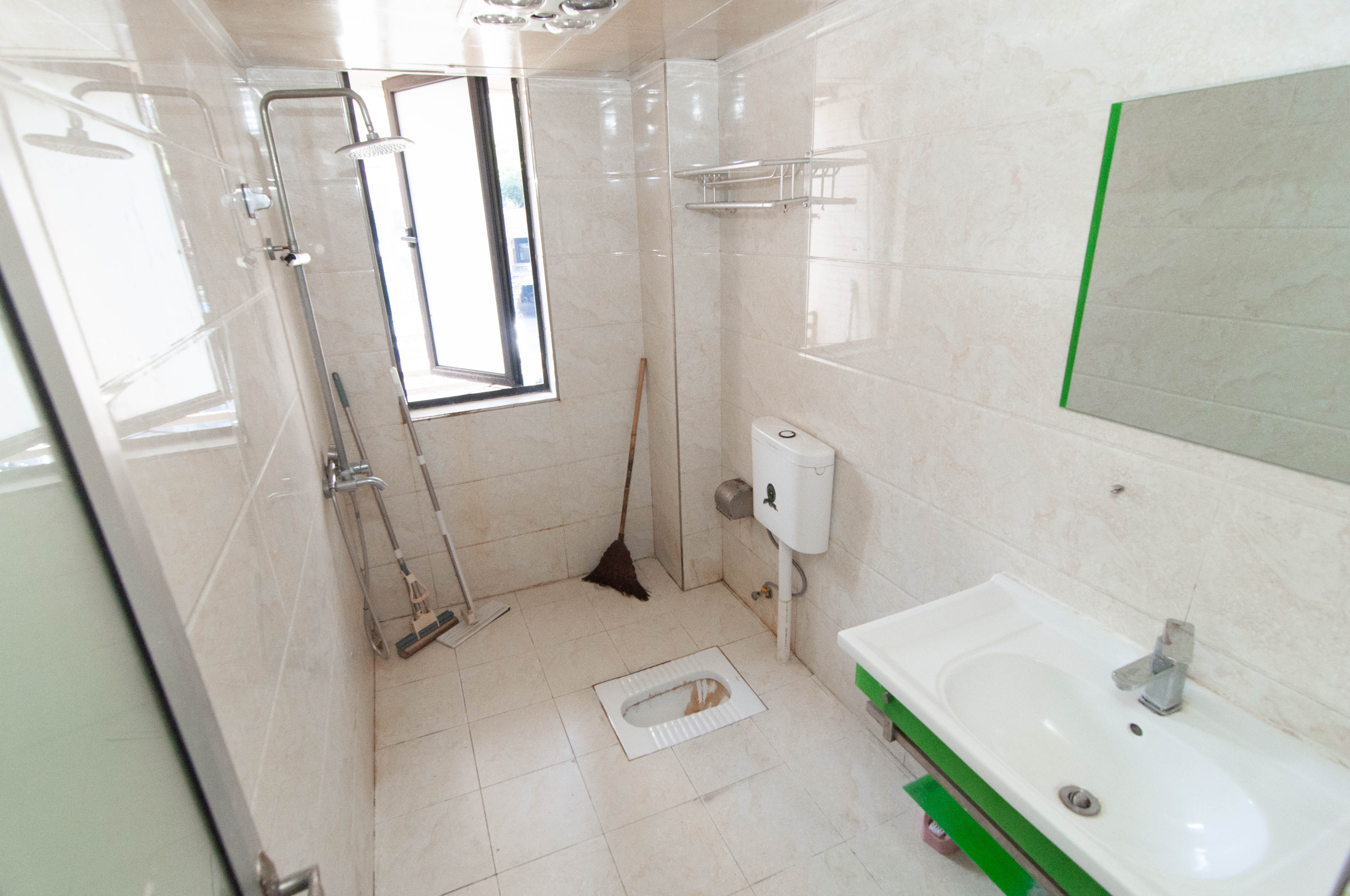 达美D6区  4室2厅2卫    108.0万 达美D6区  4室2厅2卫    108.0万卫生间