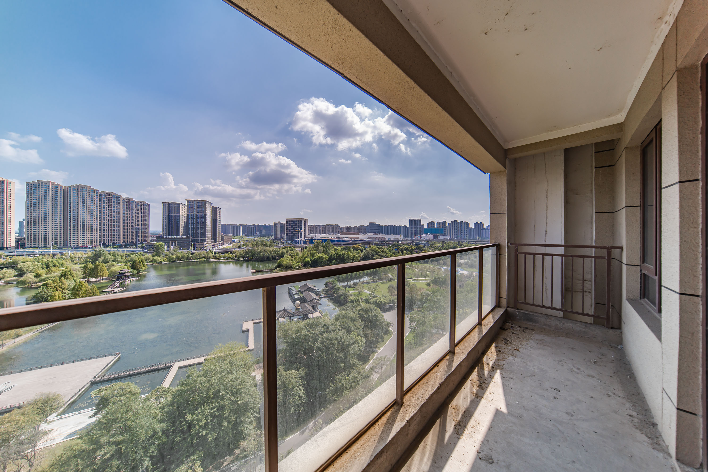 中天栖溪里  4室2厅2卫    350.0万 中天栖溪里  4室2厅2卫    350.0万阳台