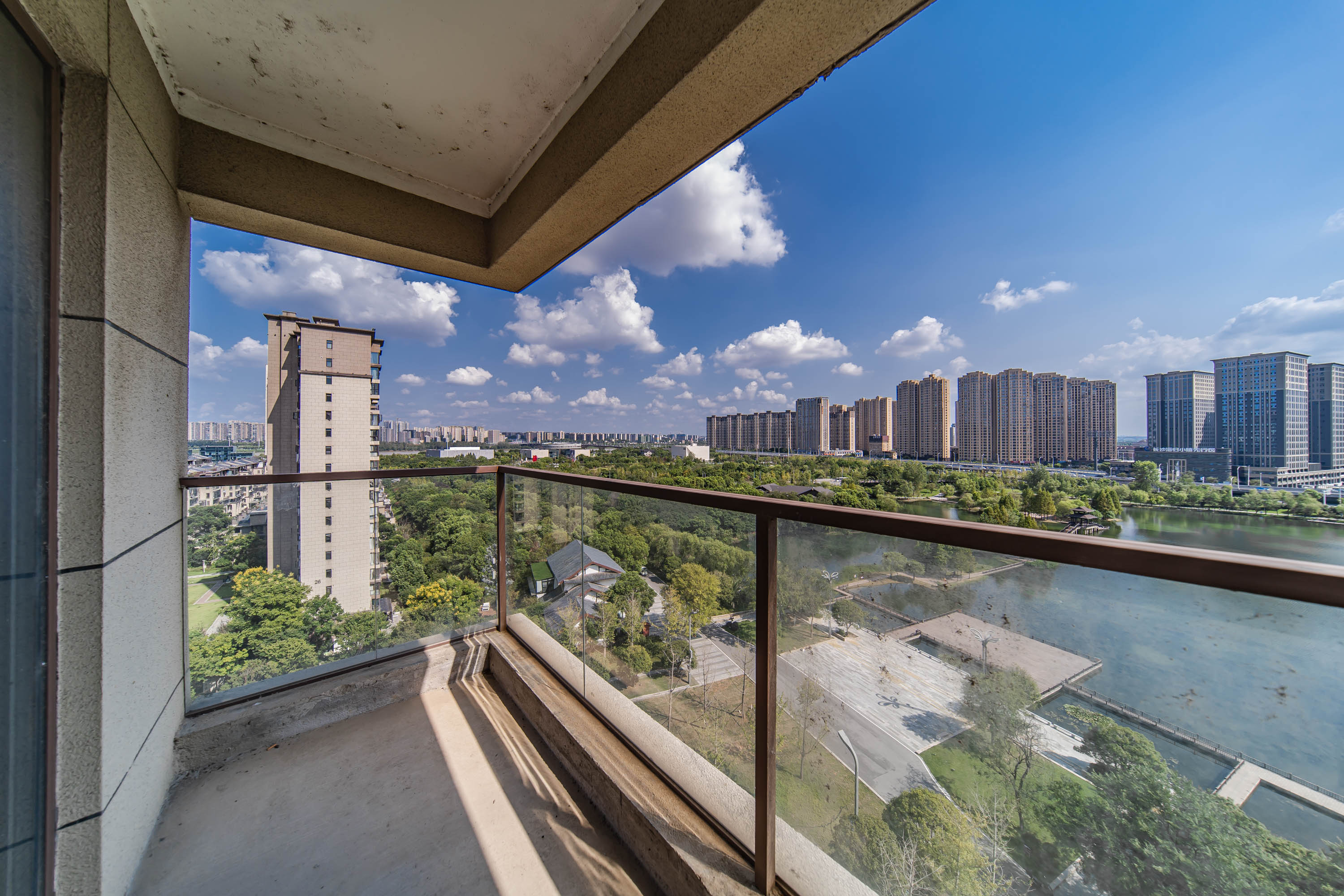 中天栖溪里  4室2厅2卫    350.0万 中天栖溪里  4室2厅2卫    350.0万阳台