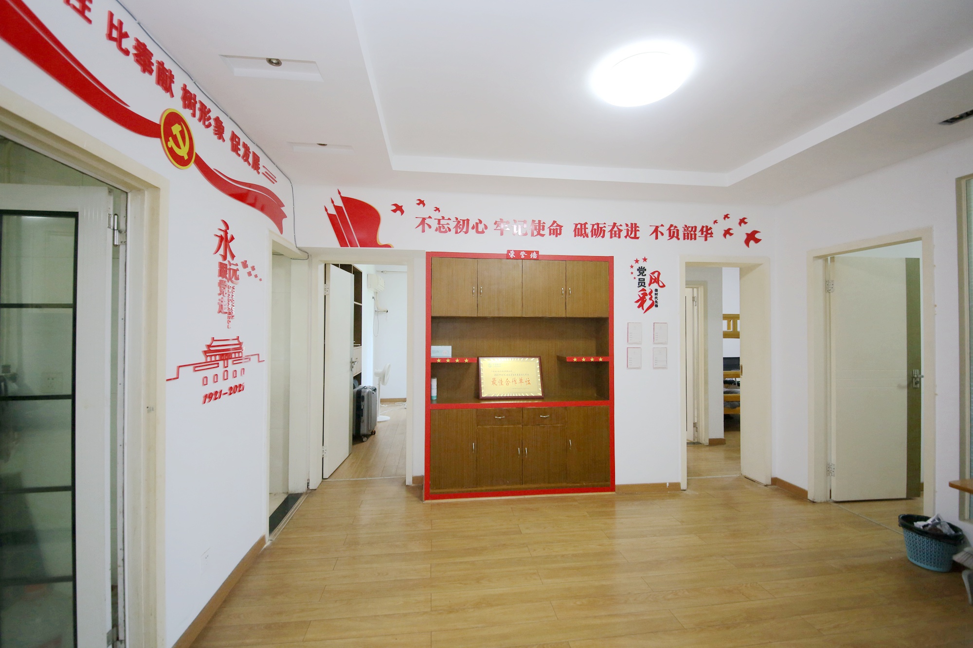 王府花园  4室2厅2卫   200.00万客厅