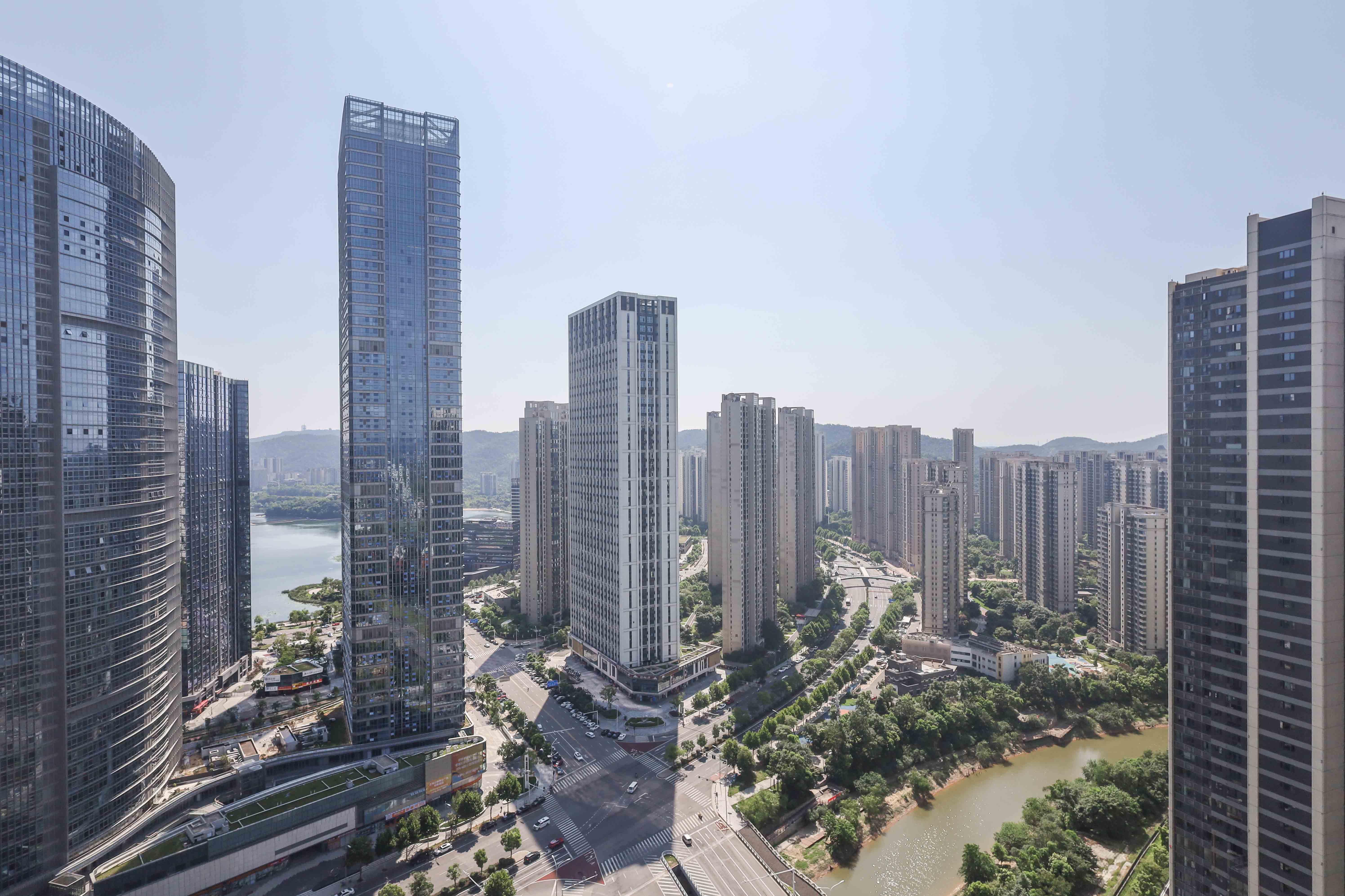 绿地麓云国际  4室2厅2卫   338.00万阳台