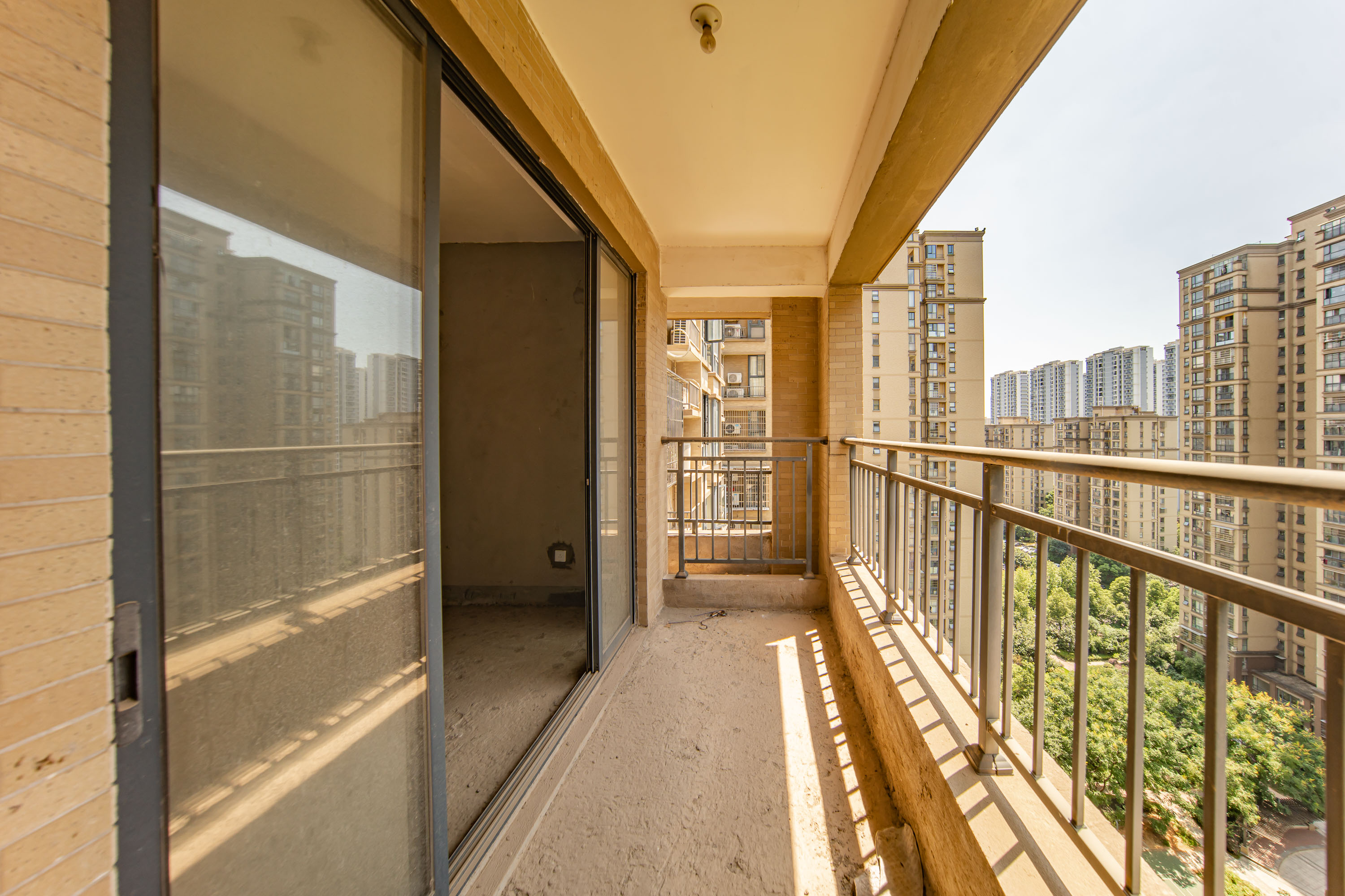 中建麓山和苑  2室2厅1卫   57.00万阳台