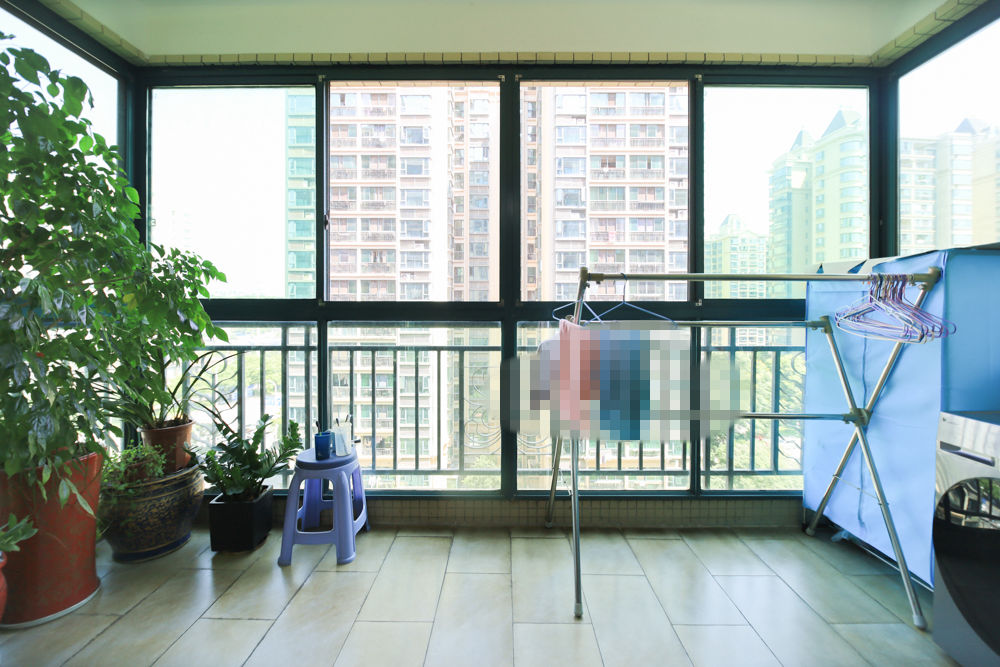 恒大城  3室2厅1卫    76.0万 恒大城  3室2厅1卫    76.0万阳台