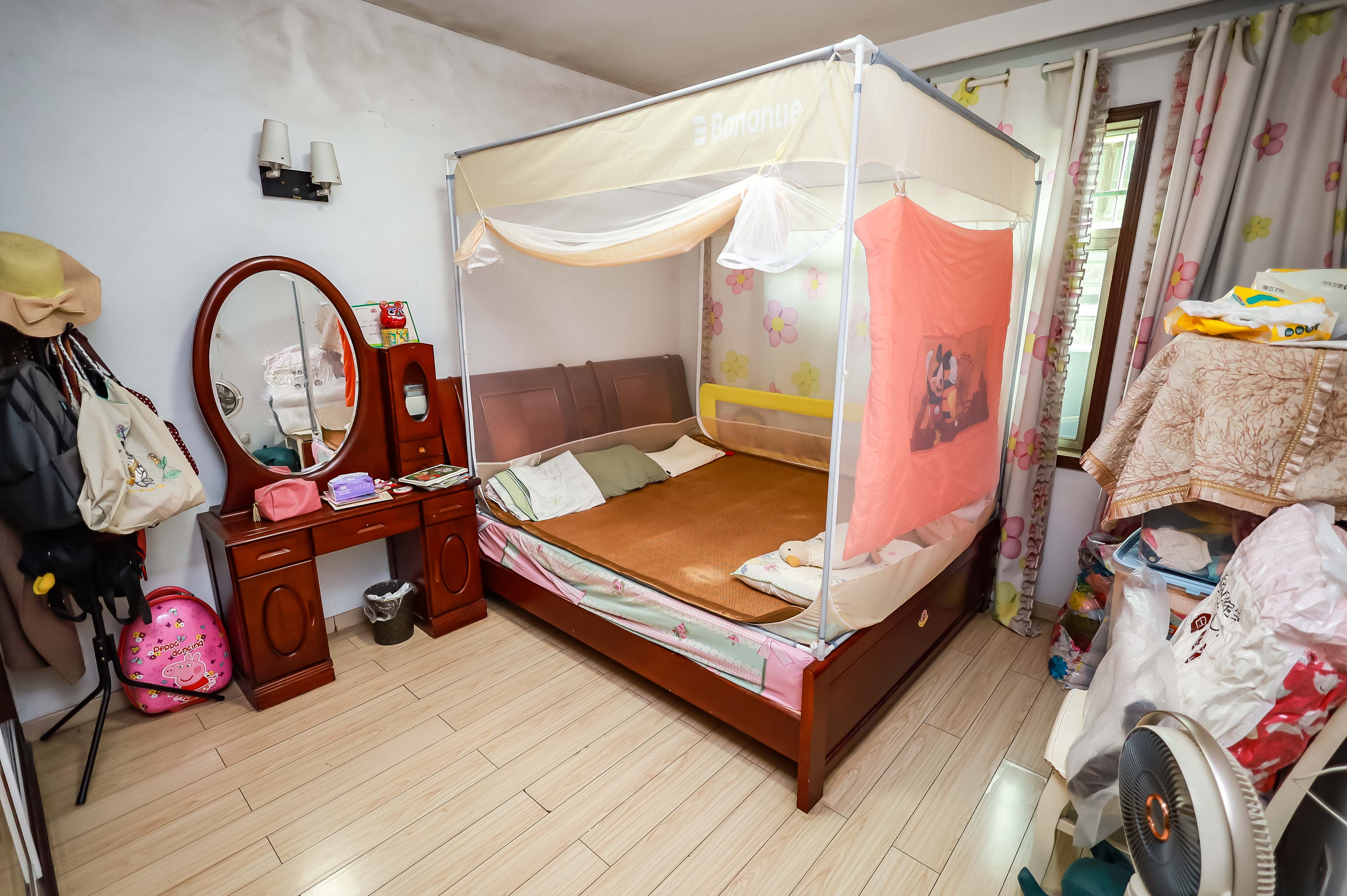 青青家园  3室2厅2卫   58.00万卧室