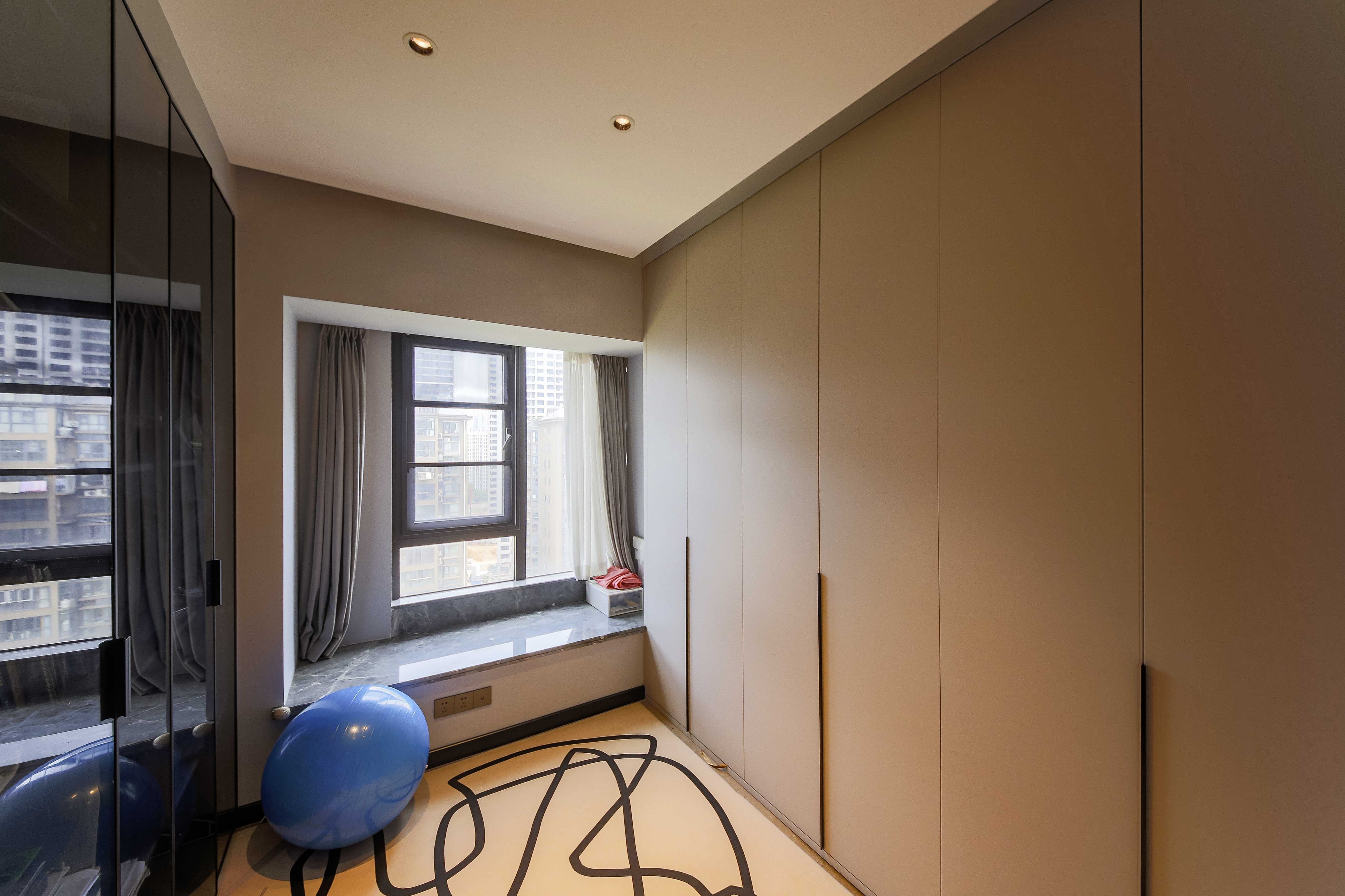 龙湖春江悦茗  4室2厅2卫    238.0万卧室