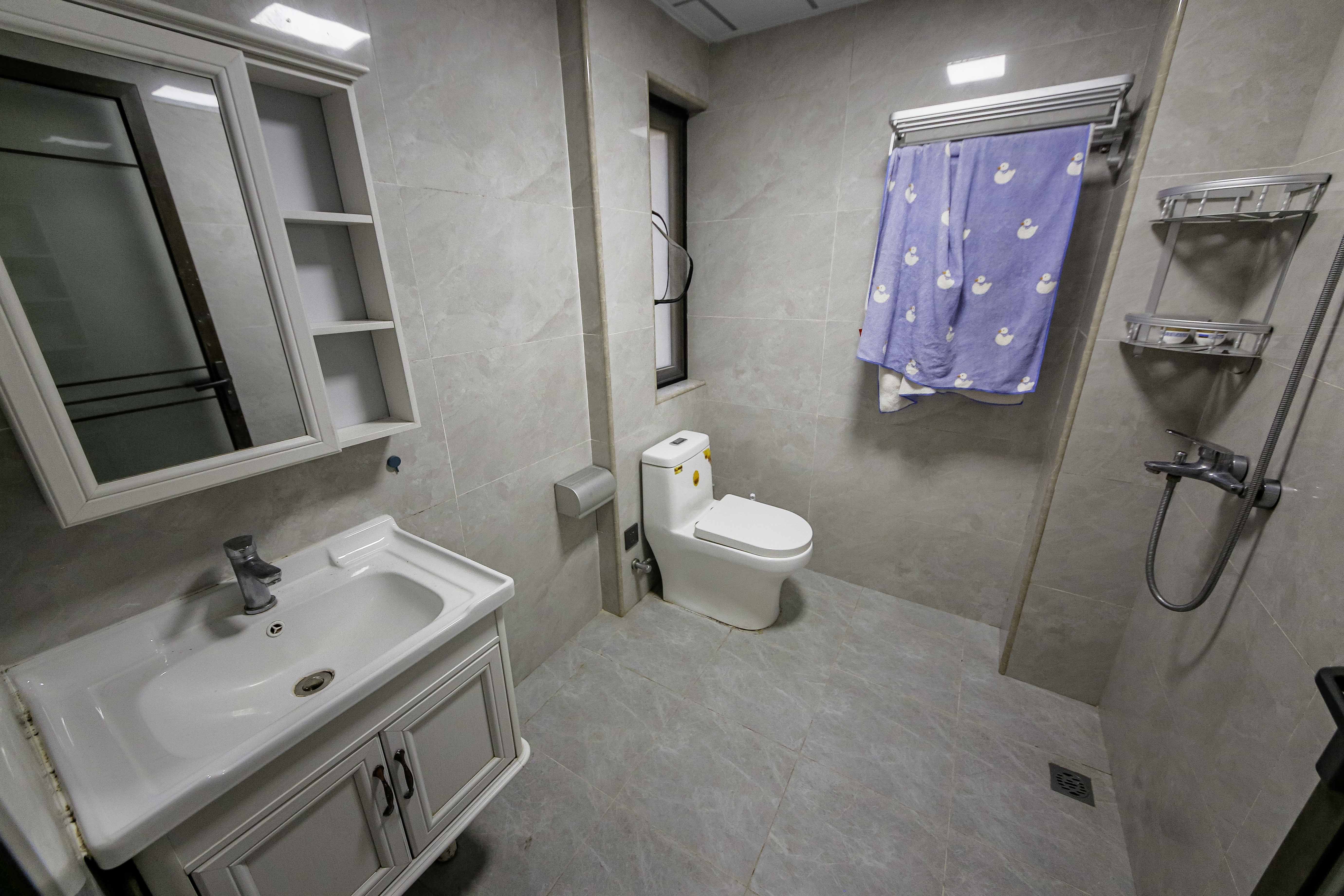 鑫远翡丽郡(鑫远翡丽雅苑)  4室2厅2卫    186.0万 鑫远翡丽郡(鑫远翡丽雅苑)  4室2厅2卫    186.0万卫生间