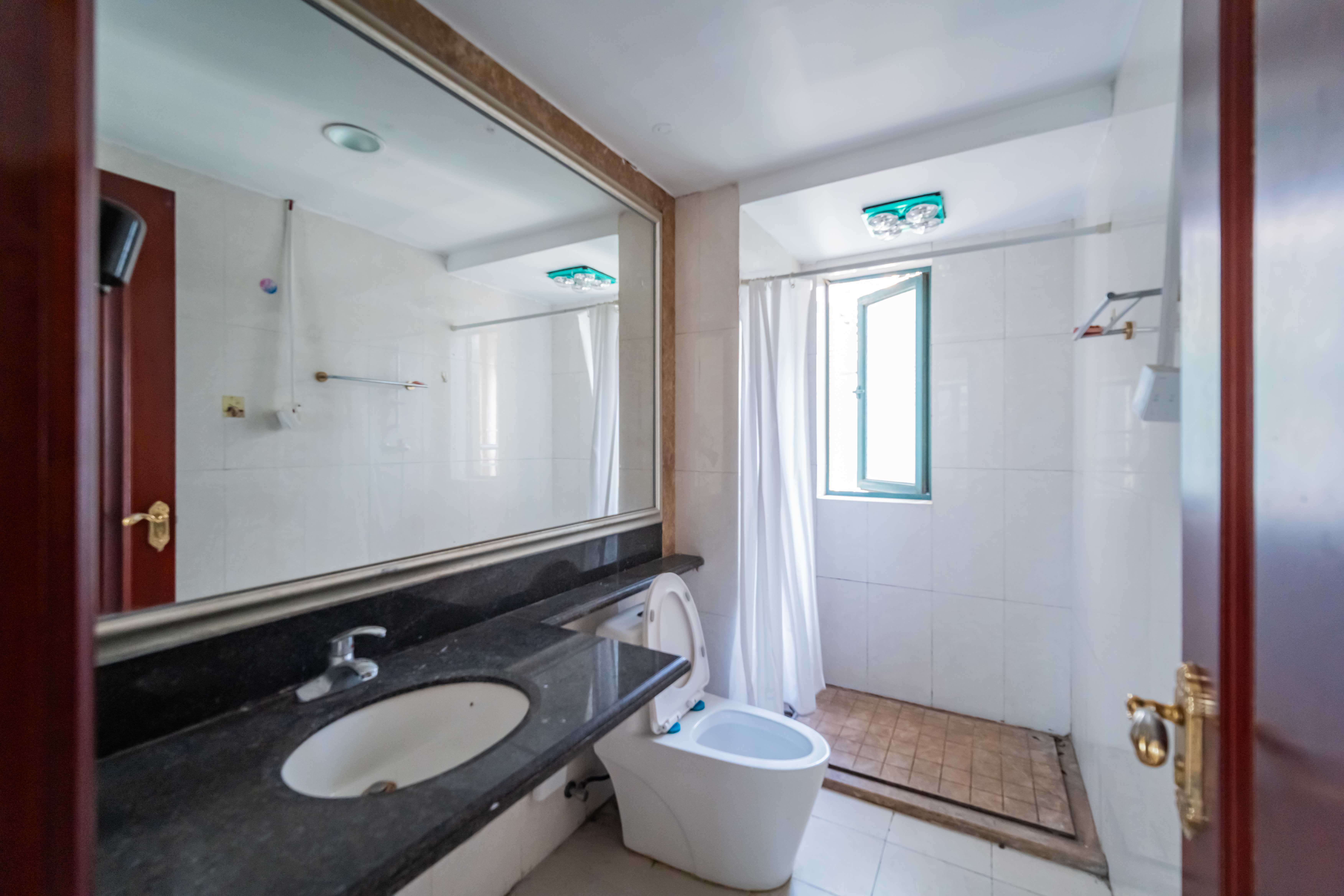 恒大绿洲  3室2厅1卫    110.0万卫生间