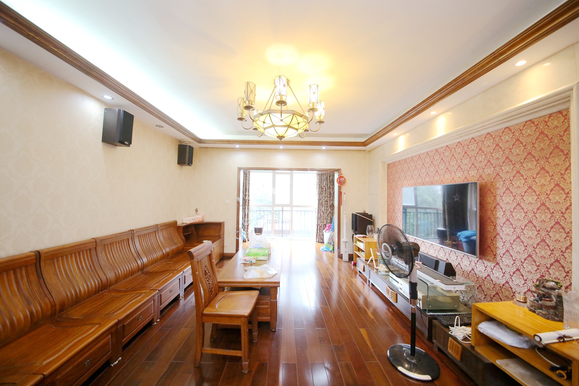 万象新天  4室2厅2卫   185.00万客厅