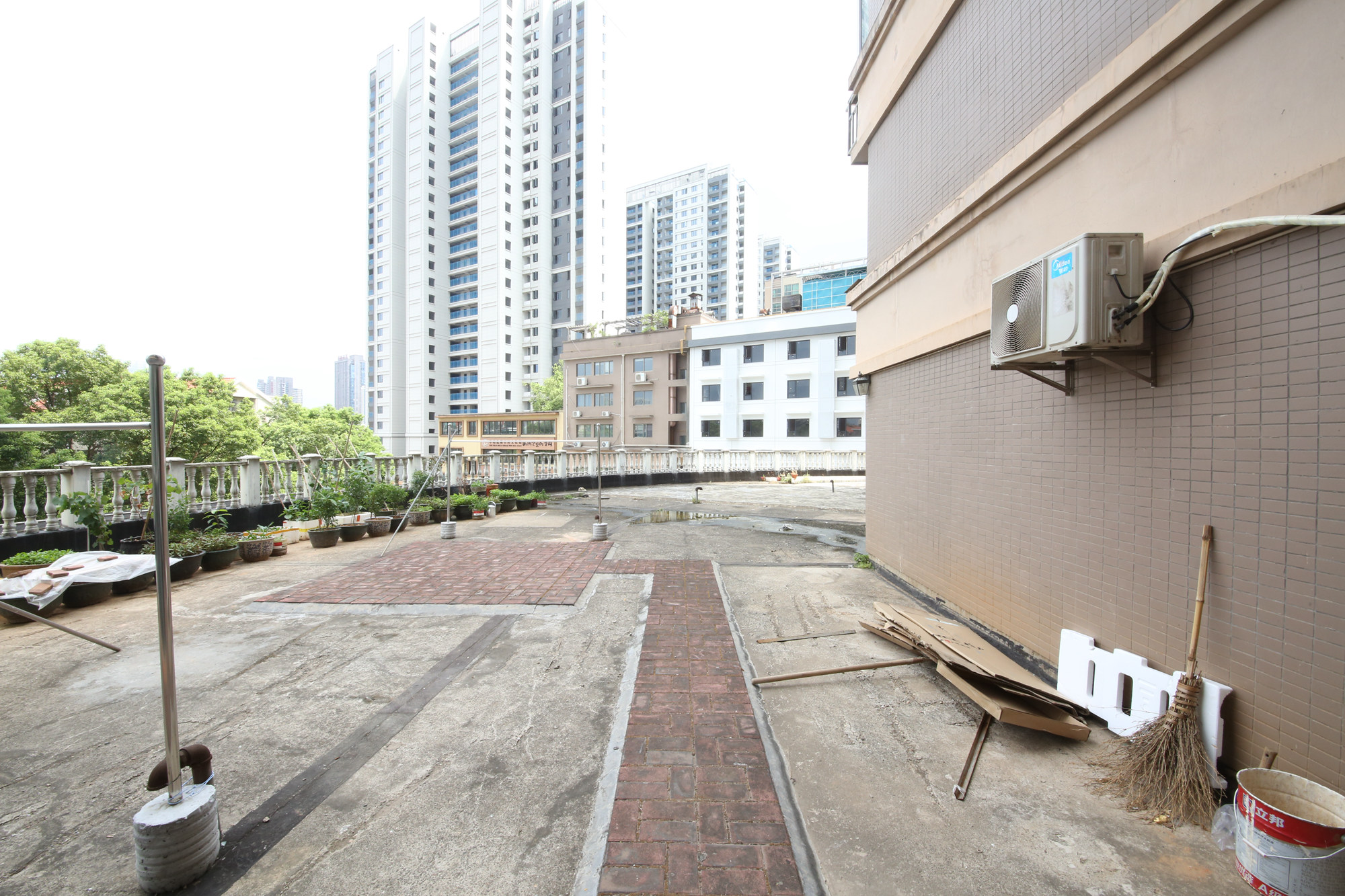 万象新天  4室2厅2卫   185.00万阳台
