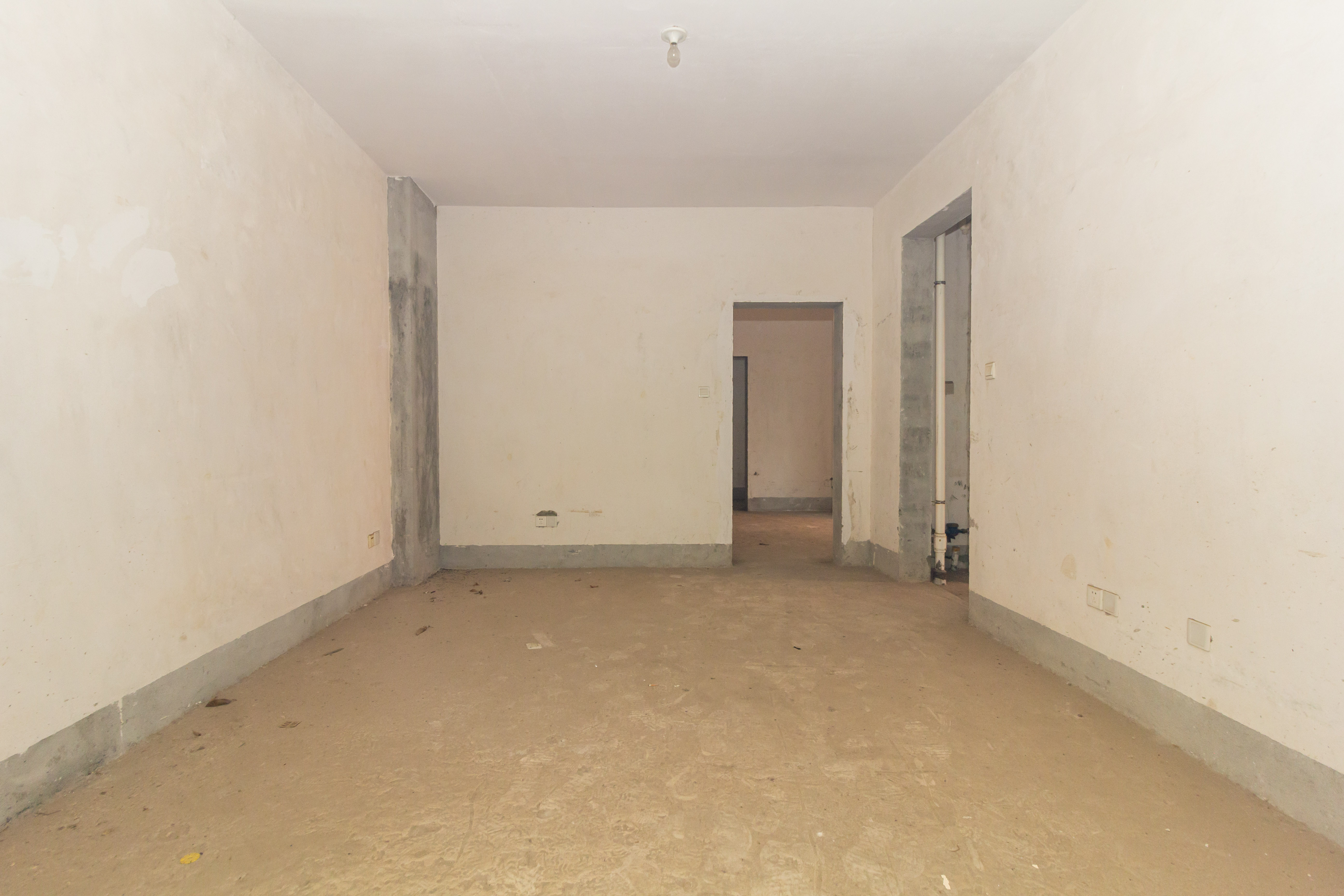 东门尚苑 5室2厅1卫 69.0万 东门尚苑 5室2厅1卫 69.0万客厅