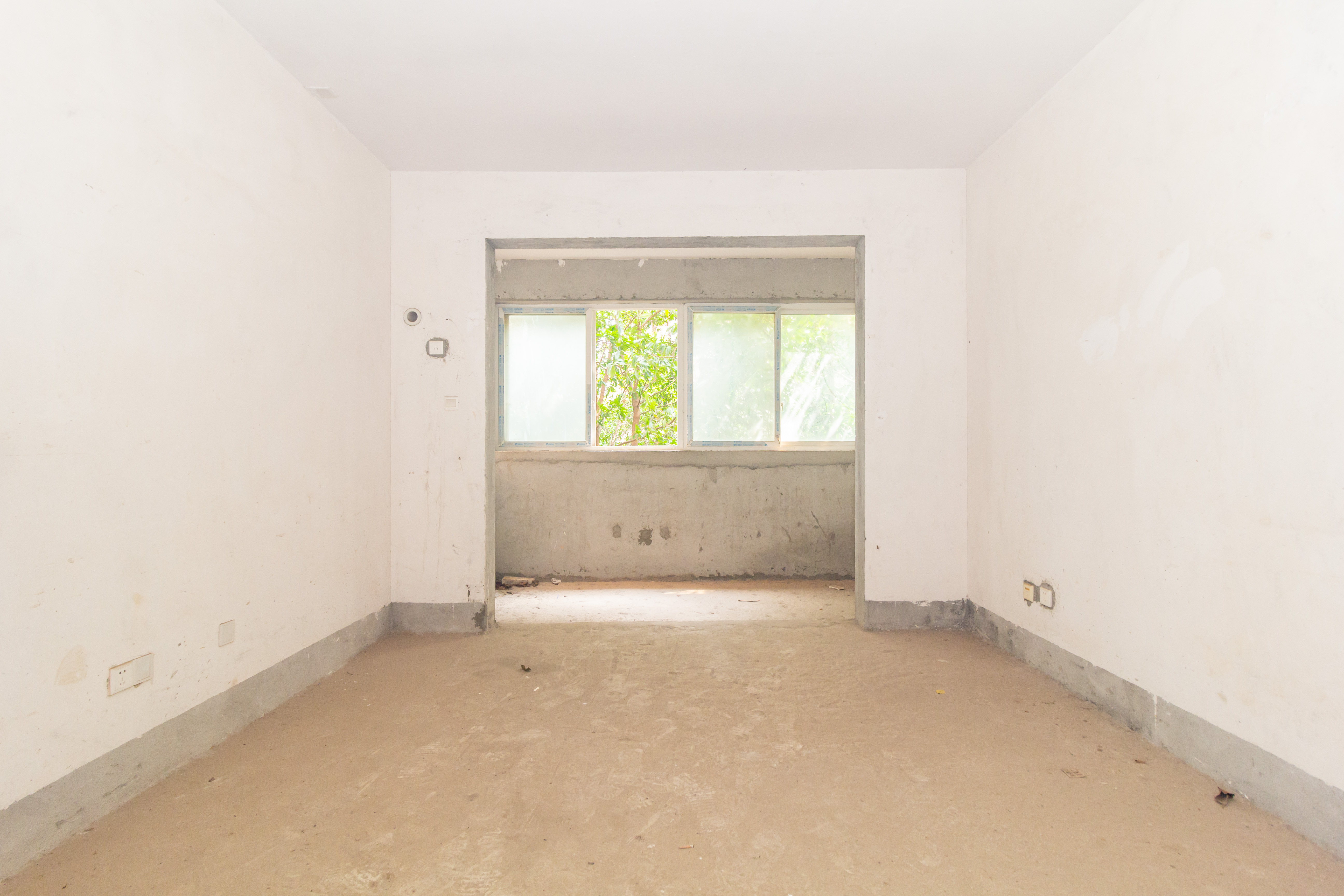 东门尚苑 5室2厅1卫 69.0万 东门尚苑 5室2厅1卫 69.0万客厅