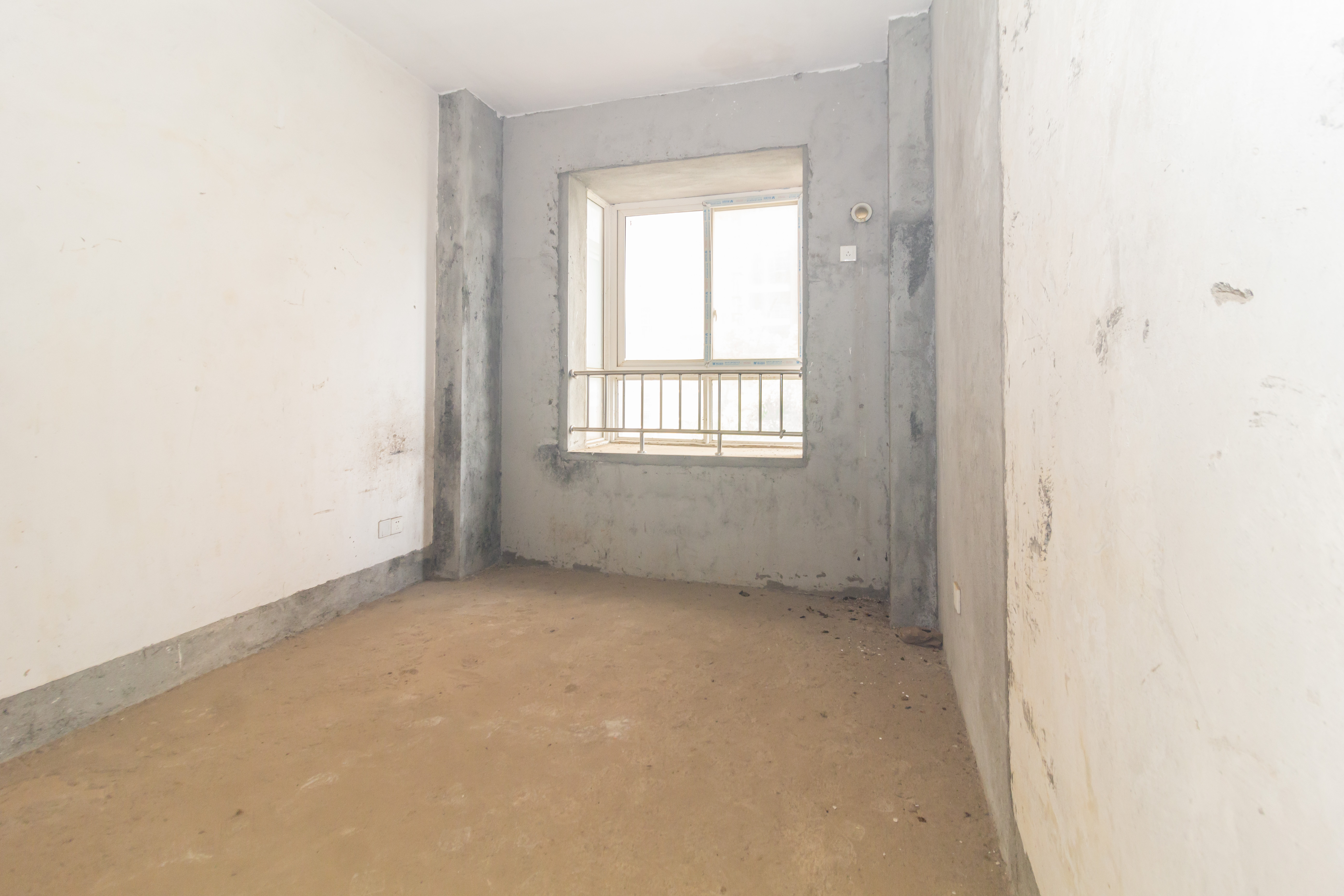 东门尚苑 5室2厅1卫 69.0万 东门尚苑 5室2厅1卫 69.0万卧室