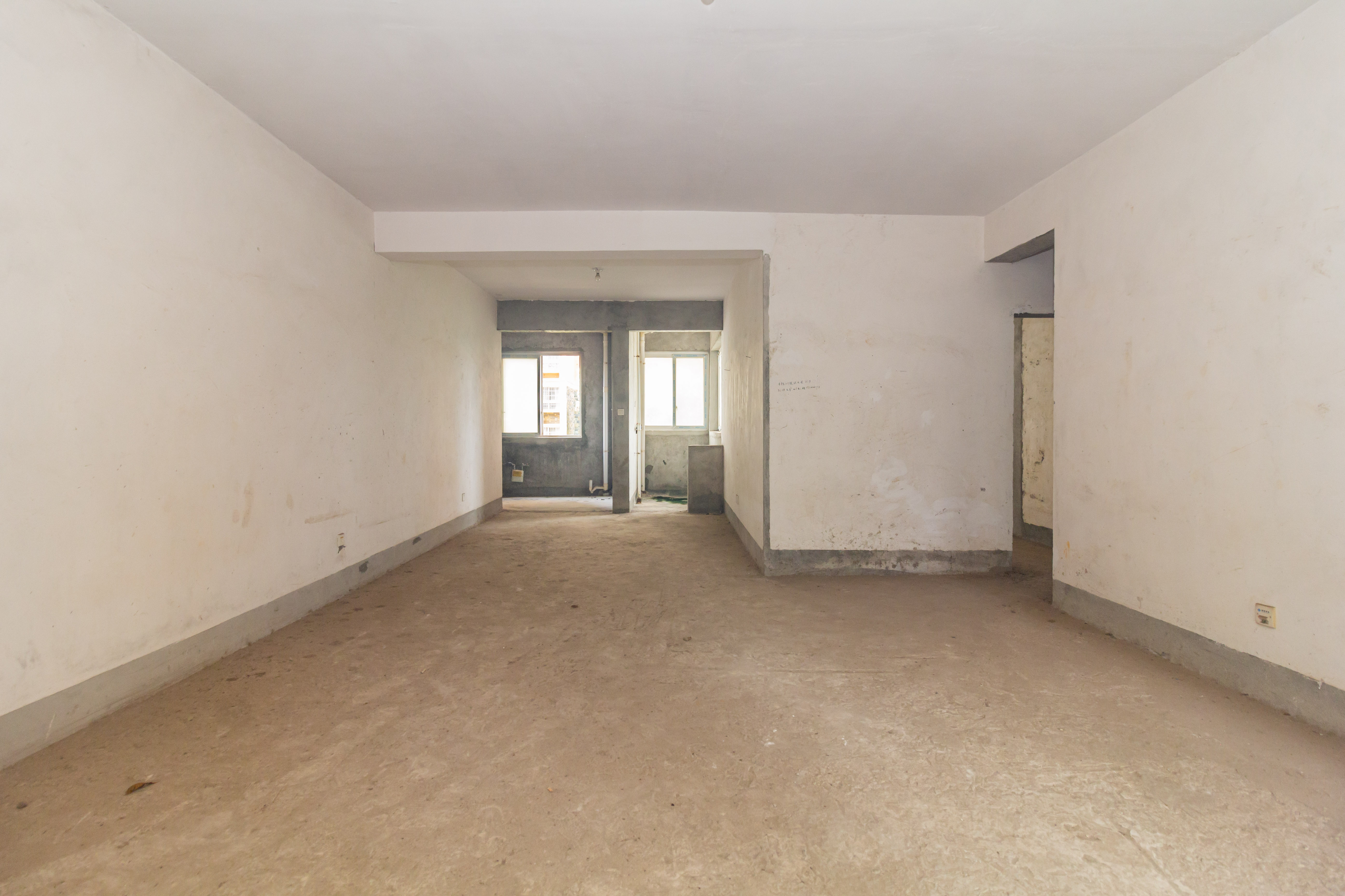 东门尚苑 5室2厅1卫 69.0万 东门尚苑 5室2厅1卫 69.0万卧室