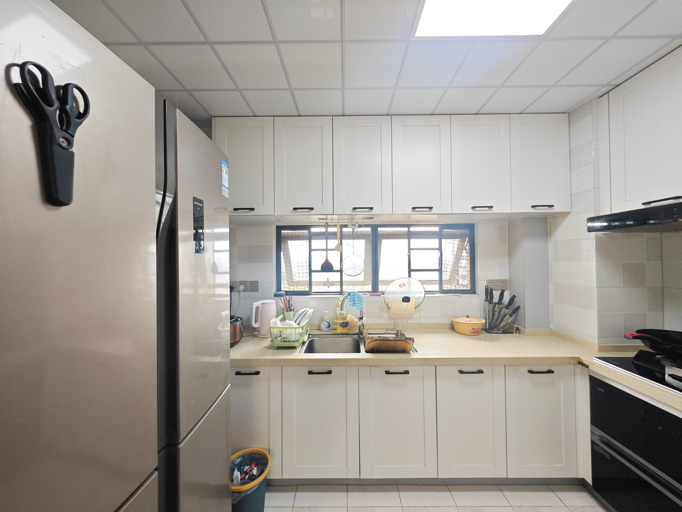 保利城(中航城国际社区、郡原美村) 3室2厅2卫 98.0万 保利城(中航城国际社区、郡原美村) 3室2厅2卫 98.0万厨房