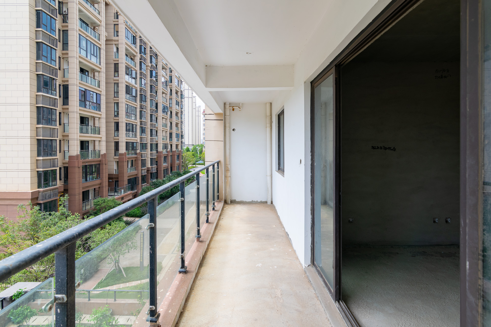 裕田奥莱小镇  3室2厅2卫    66.8万 裕田奥莱小镇  3室2厅2卫    66.8万阳台