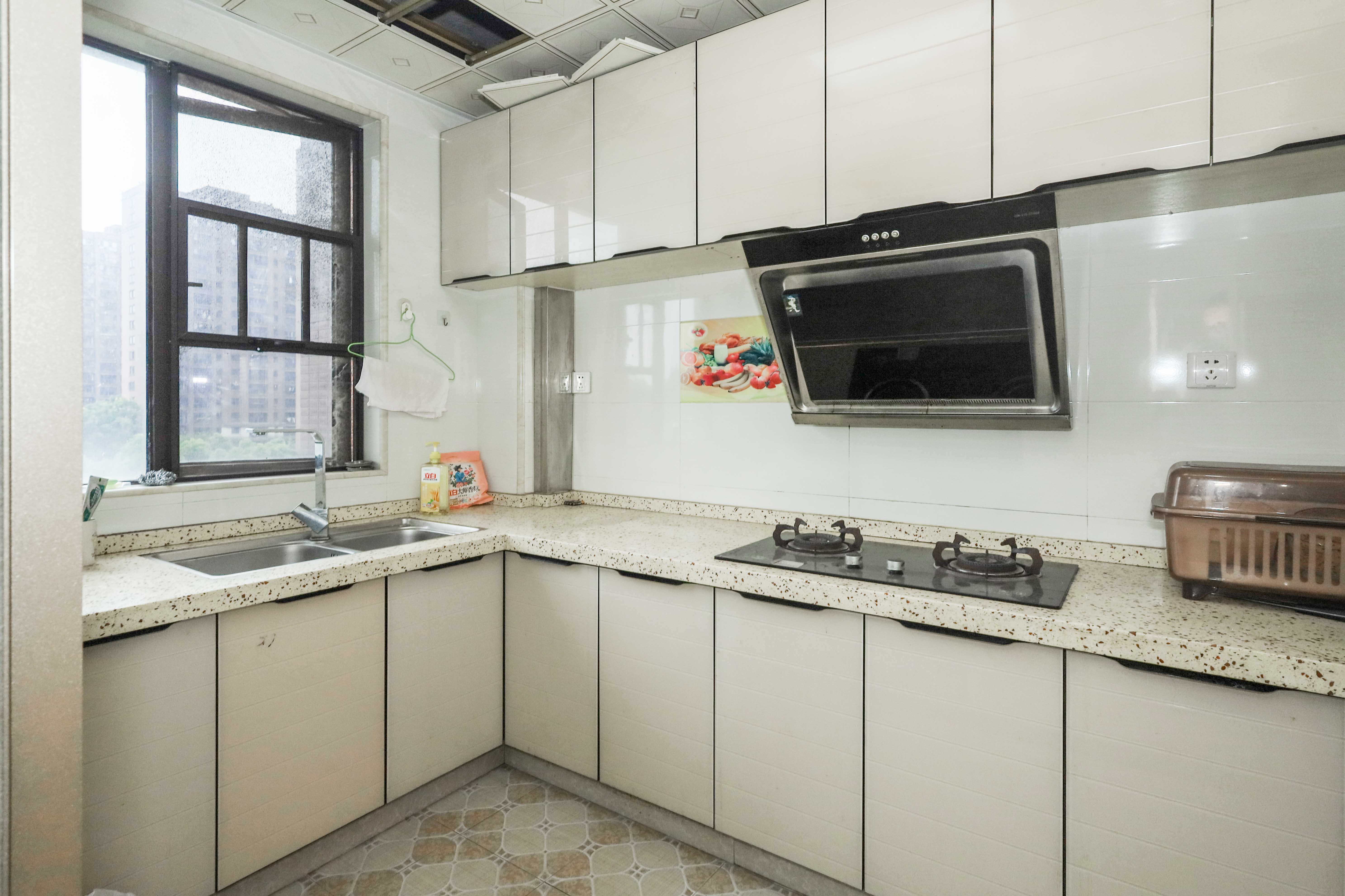 中冶中央公园  3室2厅2卫    120.0万 中冶中央公园  3室2厅2卫    120.0万厨房