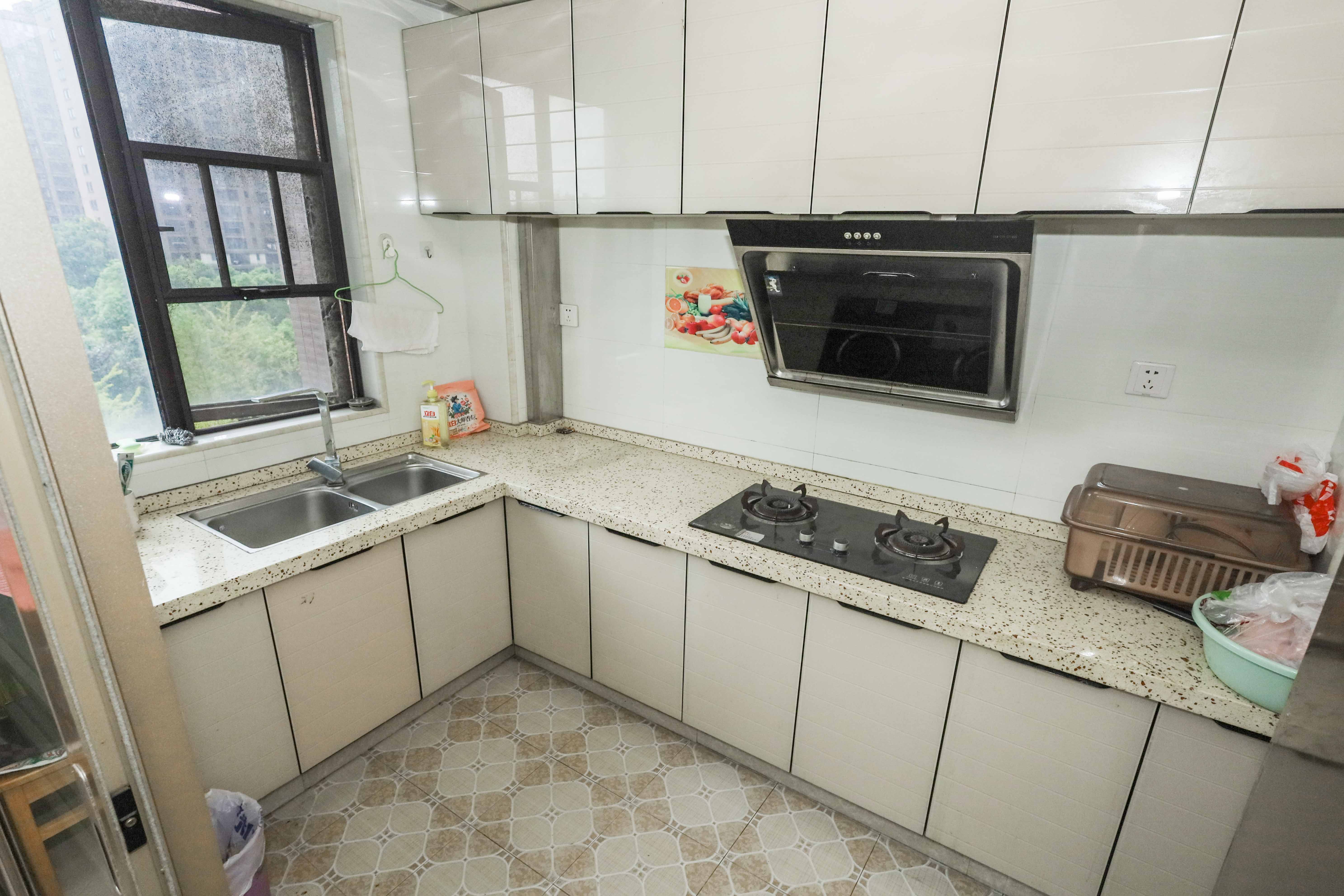 中冶中央公园  3室2厅2卫    120.0万 中冶中央公园  3室2厅2卫    120.0万厨房