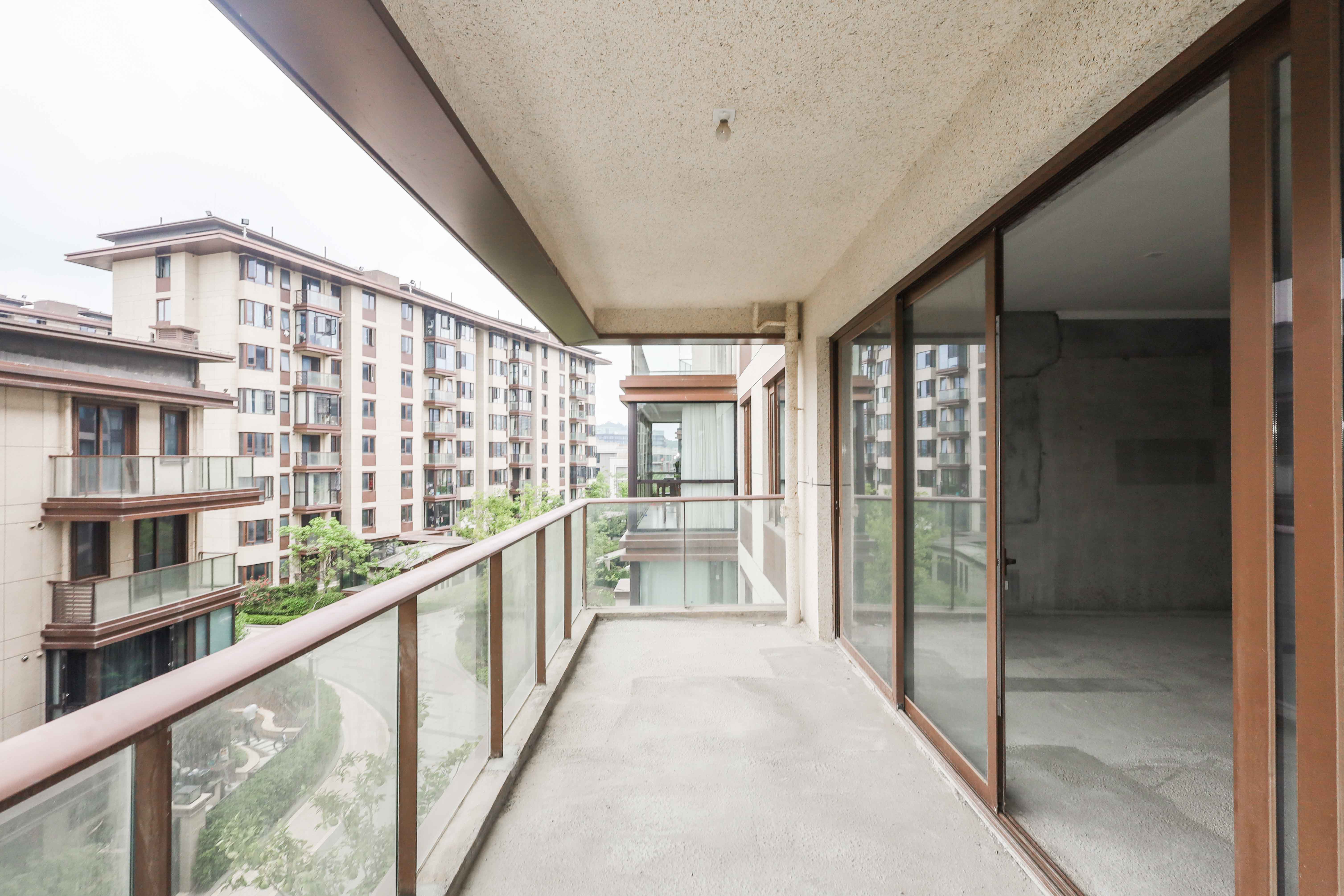 绿地麓湖郡 4室2厅2卫 165.0万 绿地麓湖郡 4室2厅2卫 165.0万阳台