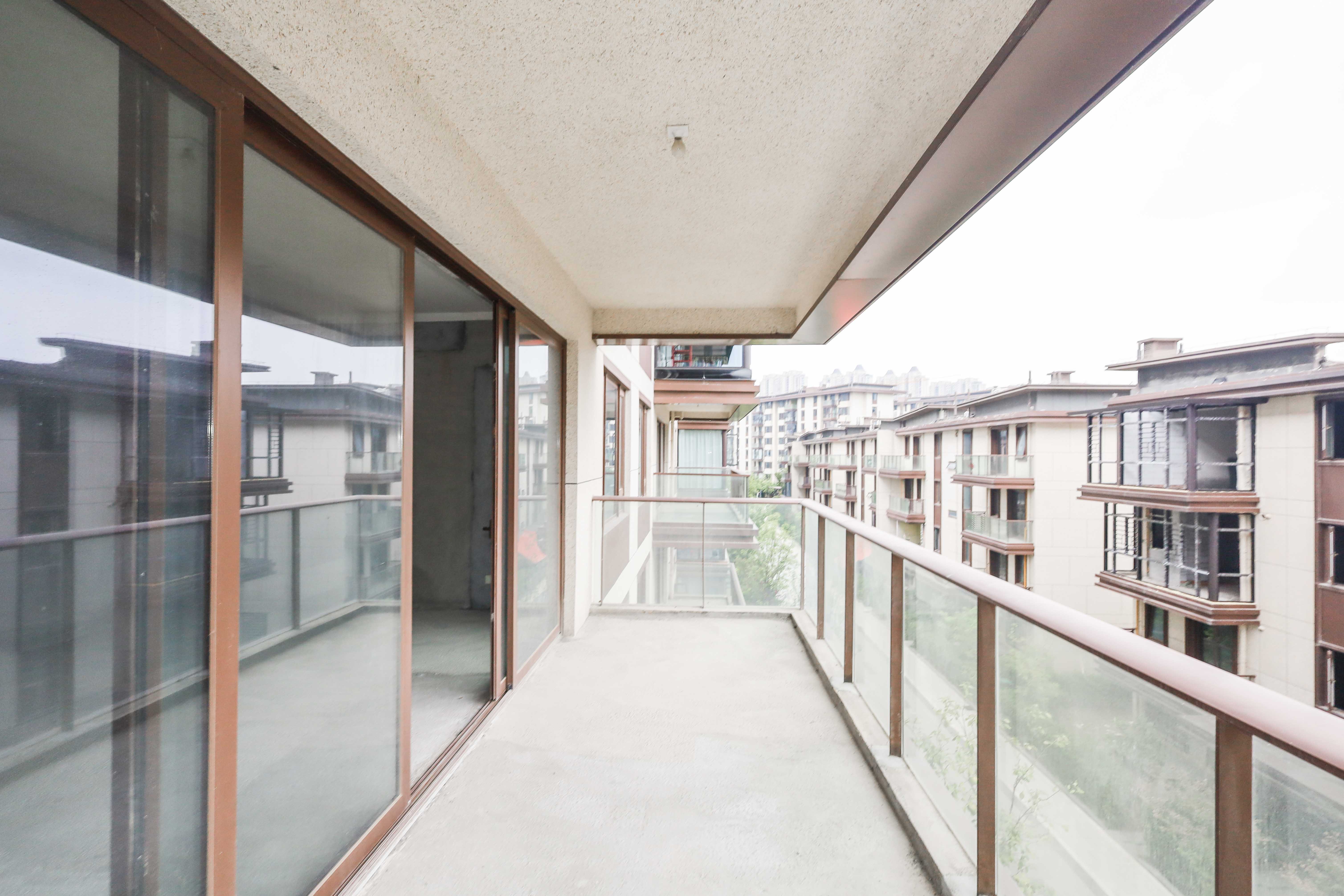 绿地麓湖郡 4室2厅2卫 165.0万 绿地麓湖郡 4室2厅2卫 165.0万阳台