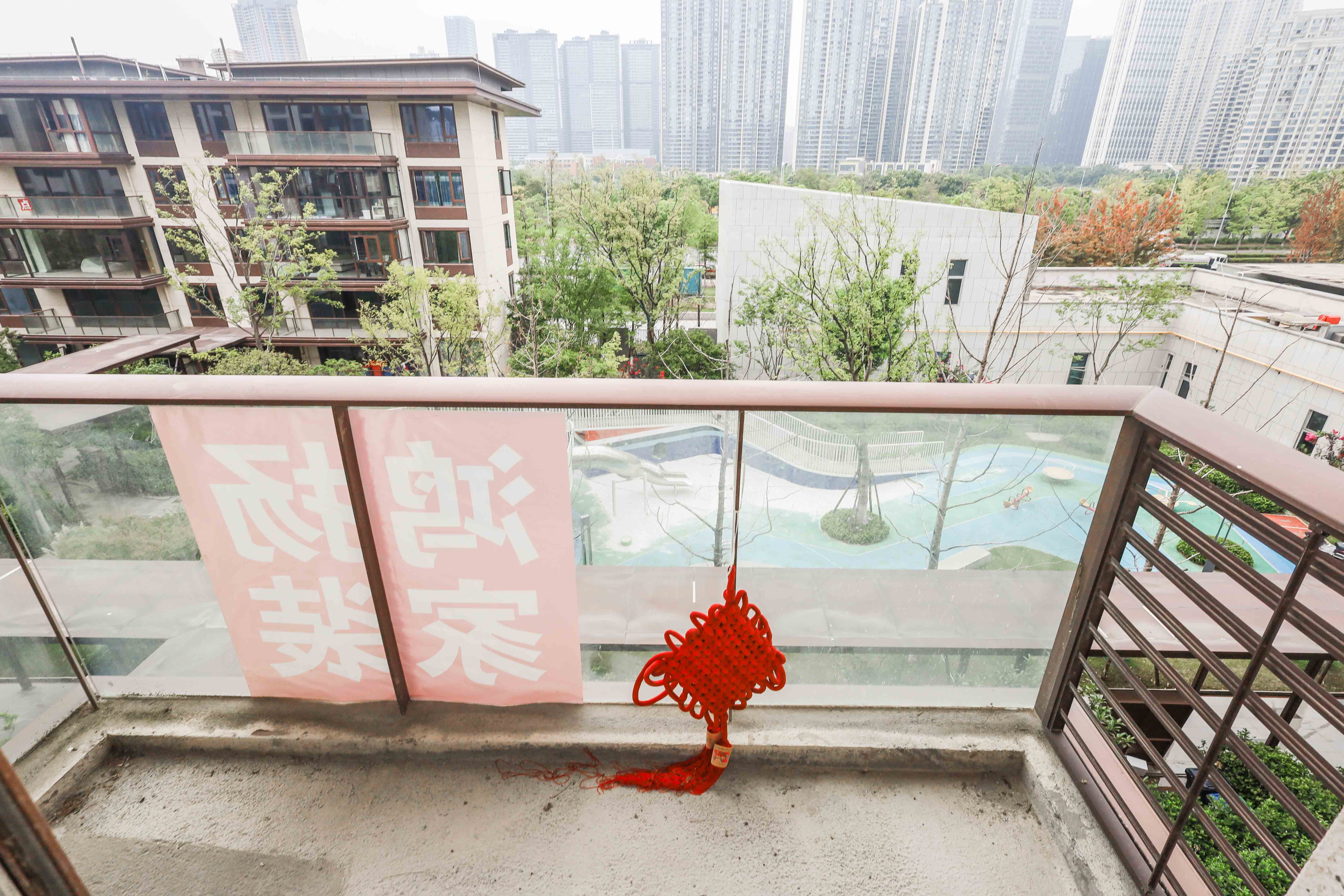 绿地麓湖郡 4室2厅2卫 165.0万 绿地麓湖郡 4室2厅2卫 165.0万阳台