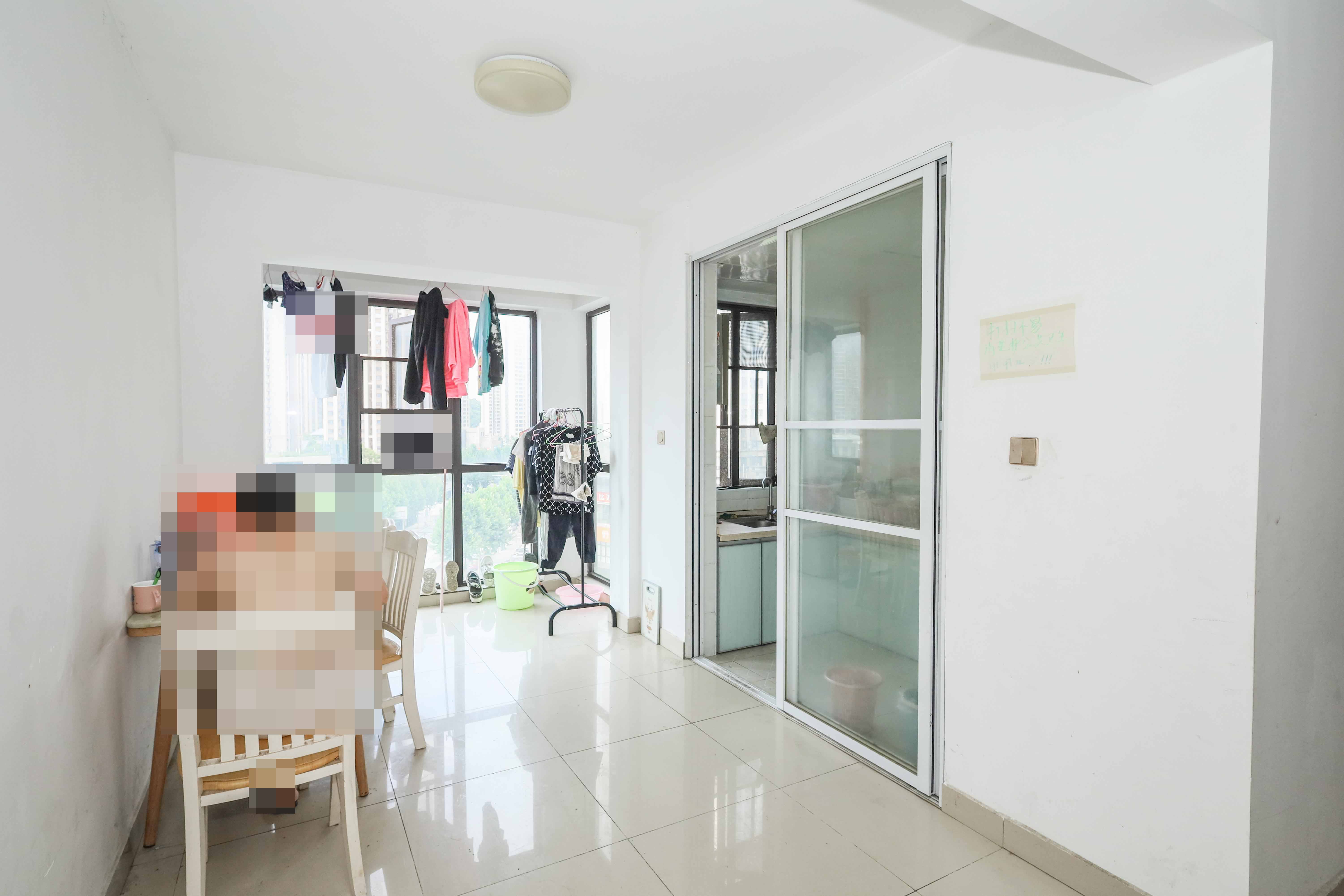 中国铁建梅溪青秀二期 4室2厅2卫 140.0万 中国铁建梅溪青秀二期 4室2厅2卫 140.0万客厅