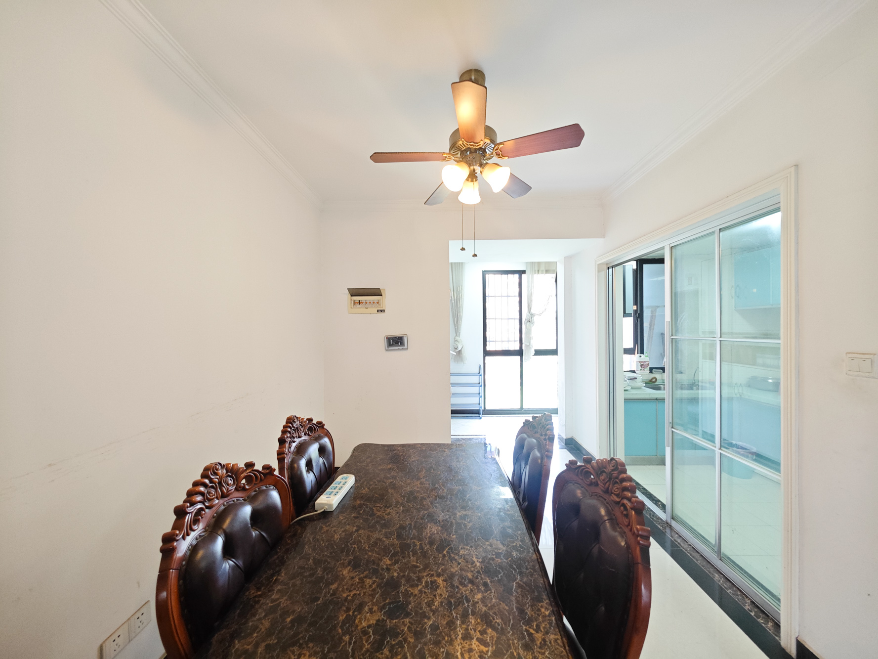 翡翠云天 4室2厅2卫 142.8万 翡翠云天 4室2厅2卫 142.8万客厅