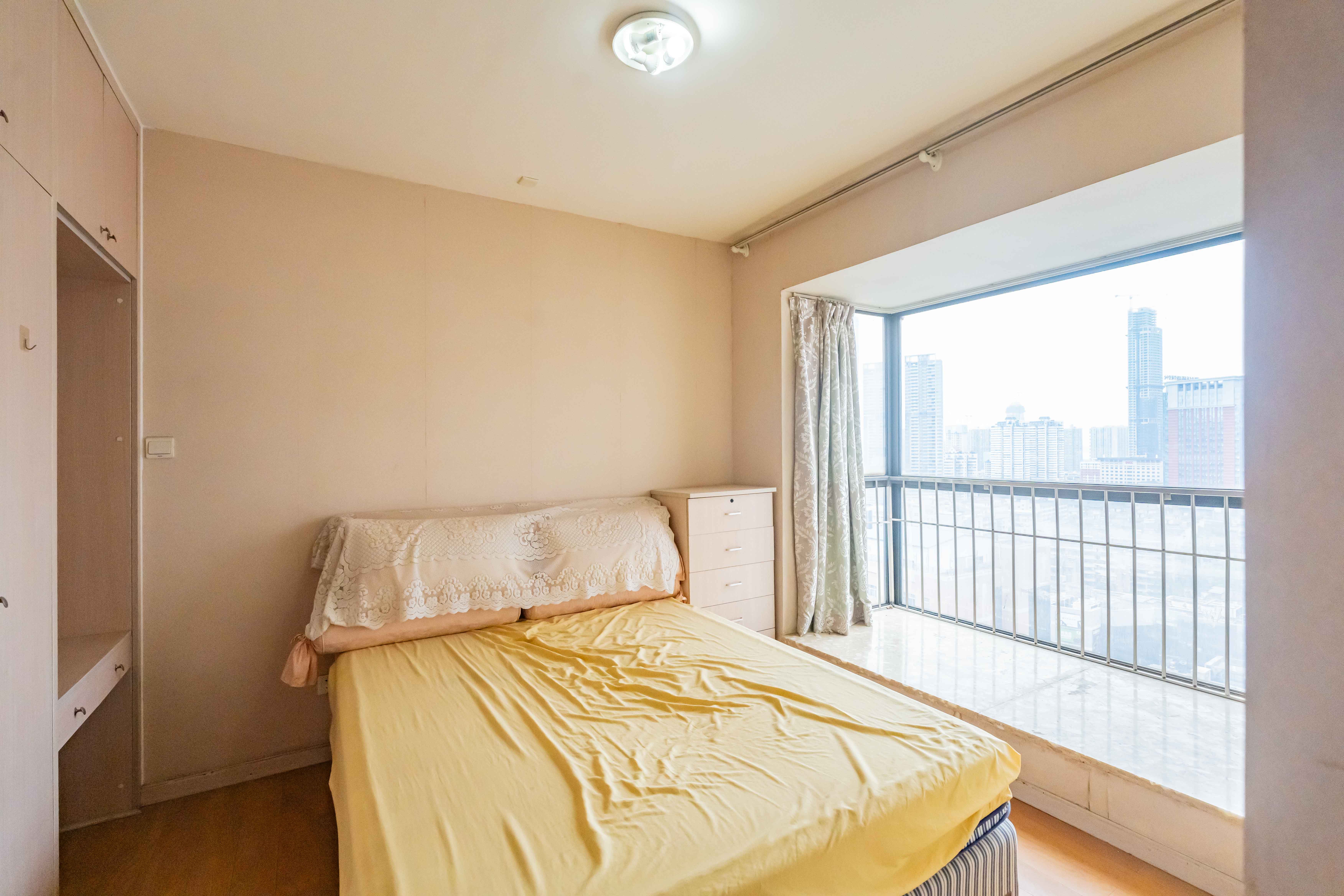 盛世美居荷园  3室2厅2卫   115.00万卧室
