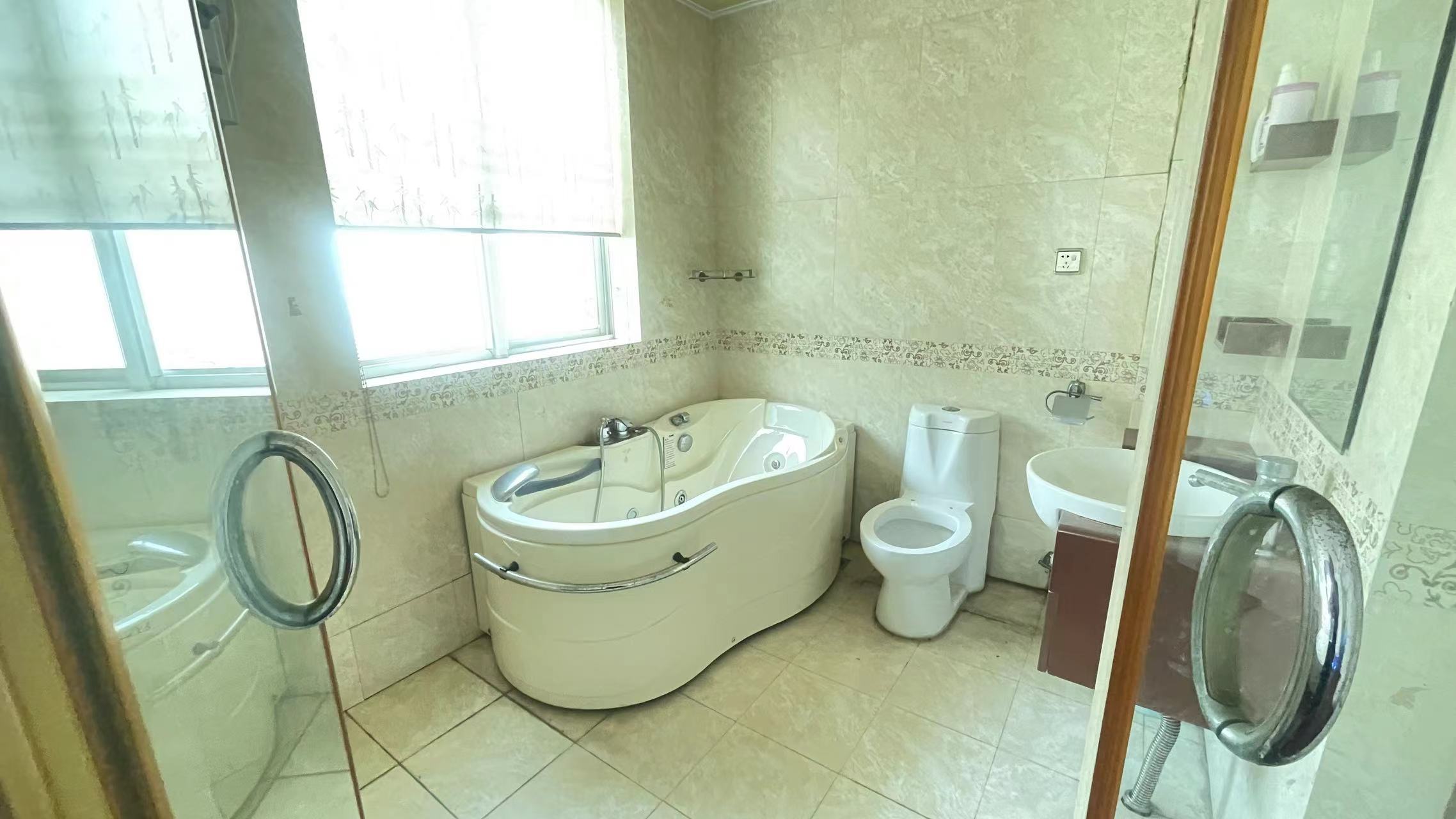 四季花园  4室2厅2卫    85.0万 四季花园  4室2厅2卫    85.0万室内图