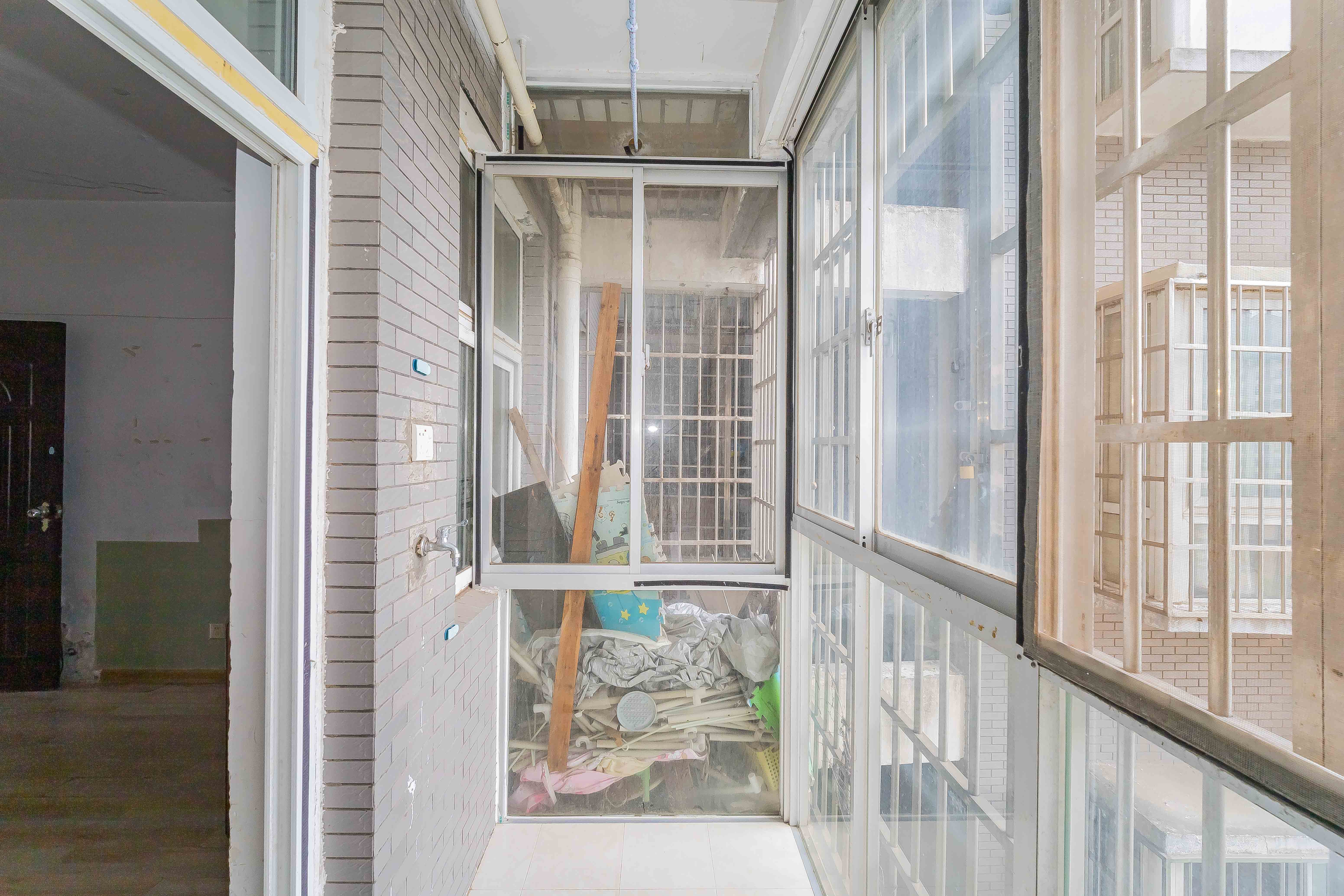 活力康城  3室2厅2卫    110.0万阳台