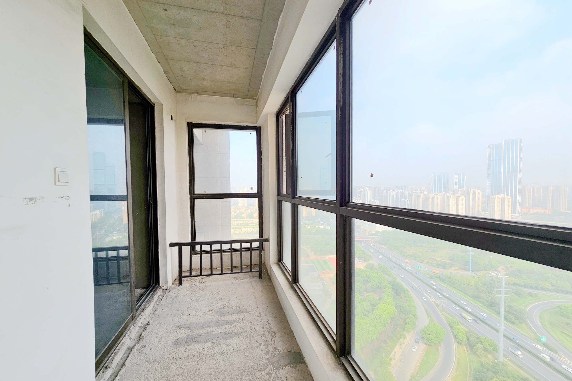 明昇壹城（明昇时代广场）二期  3室2厅2卫   180.00万阳台
