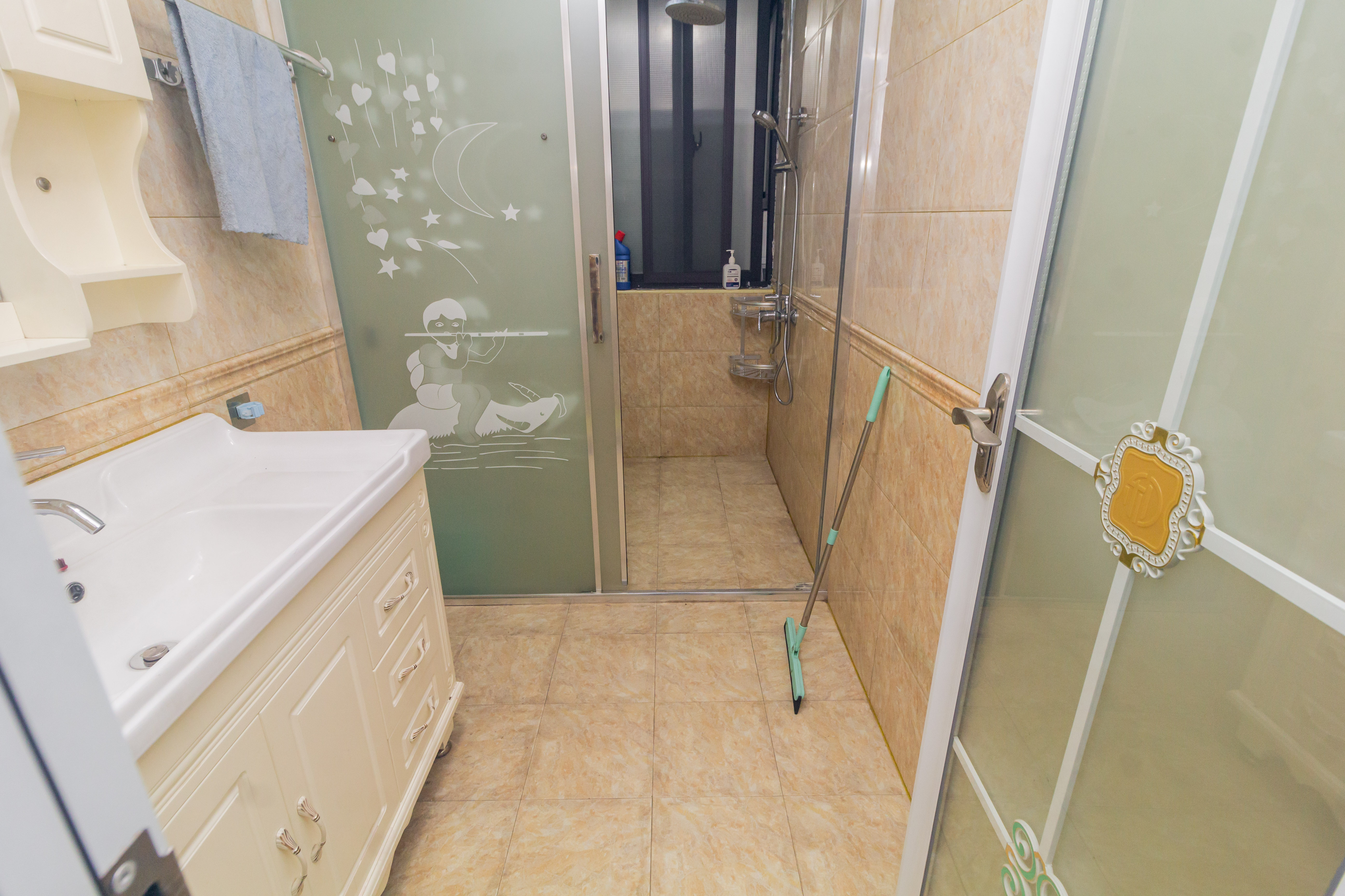 康桥长郡 3室2厅1卫 85.8万 康桥长郡 3室2厅1卫 85.8万卫生间