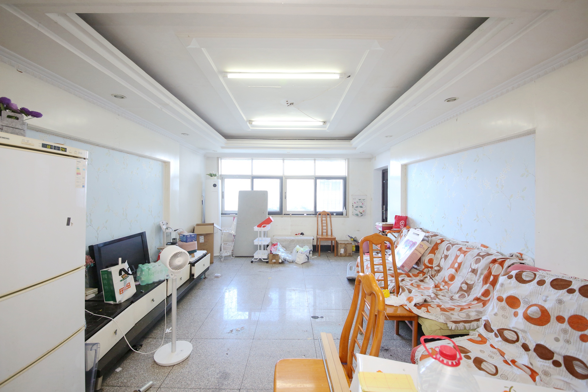文艺公寓  3室2厅2卫   96.00万客厅