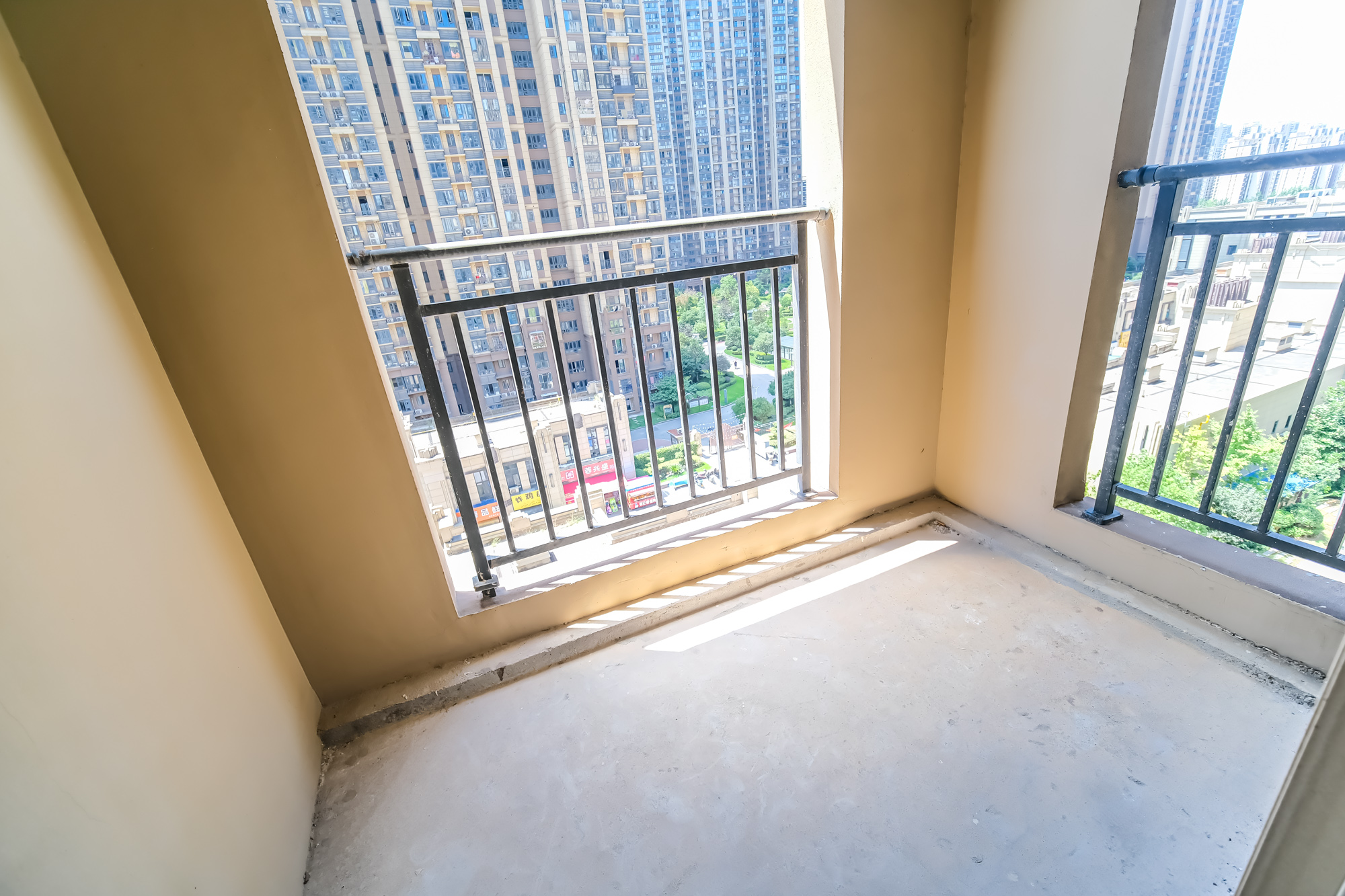 荣盛花语城  3室2厅1卫    58.0万 荣盛花语城  3室2厅1卫    58.0万阳台