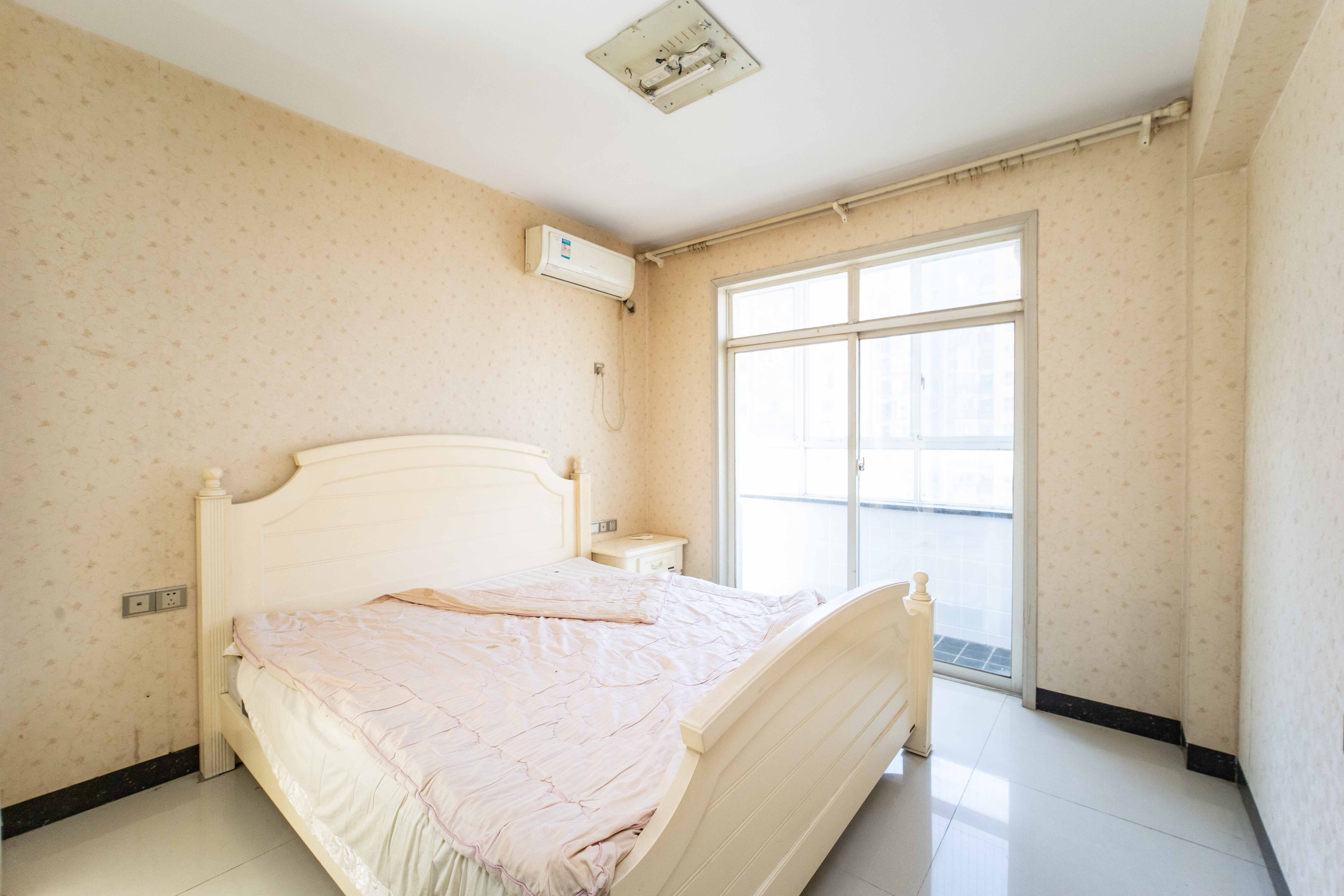 山水华景  3室2厅1卫   78.00万卧室