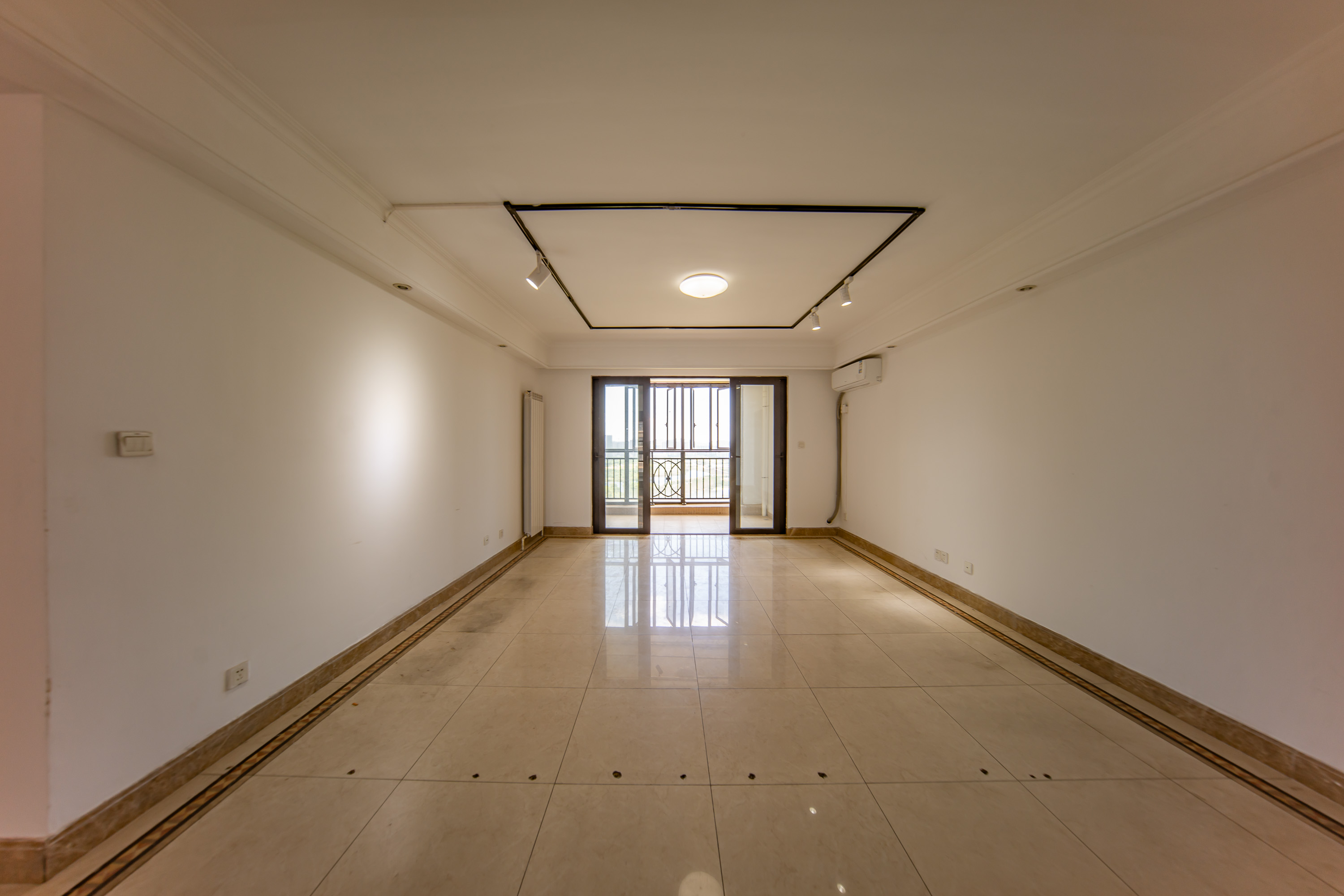 中海国际一期  4室2厅2卫    125.0万客厅