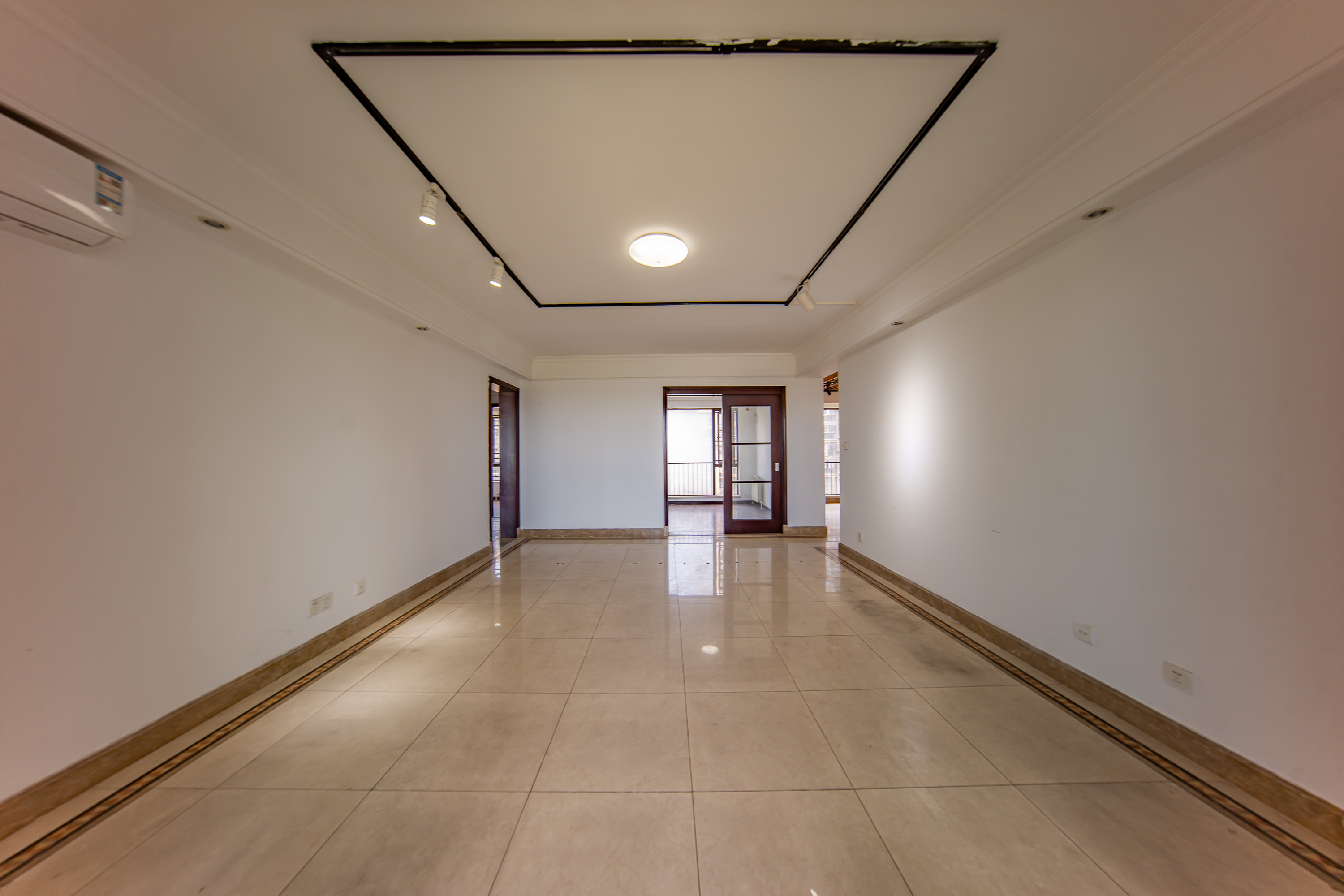 中海国际一期  4室2厅2卫    125.0万客厅